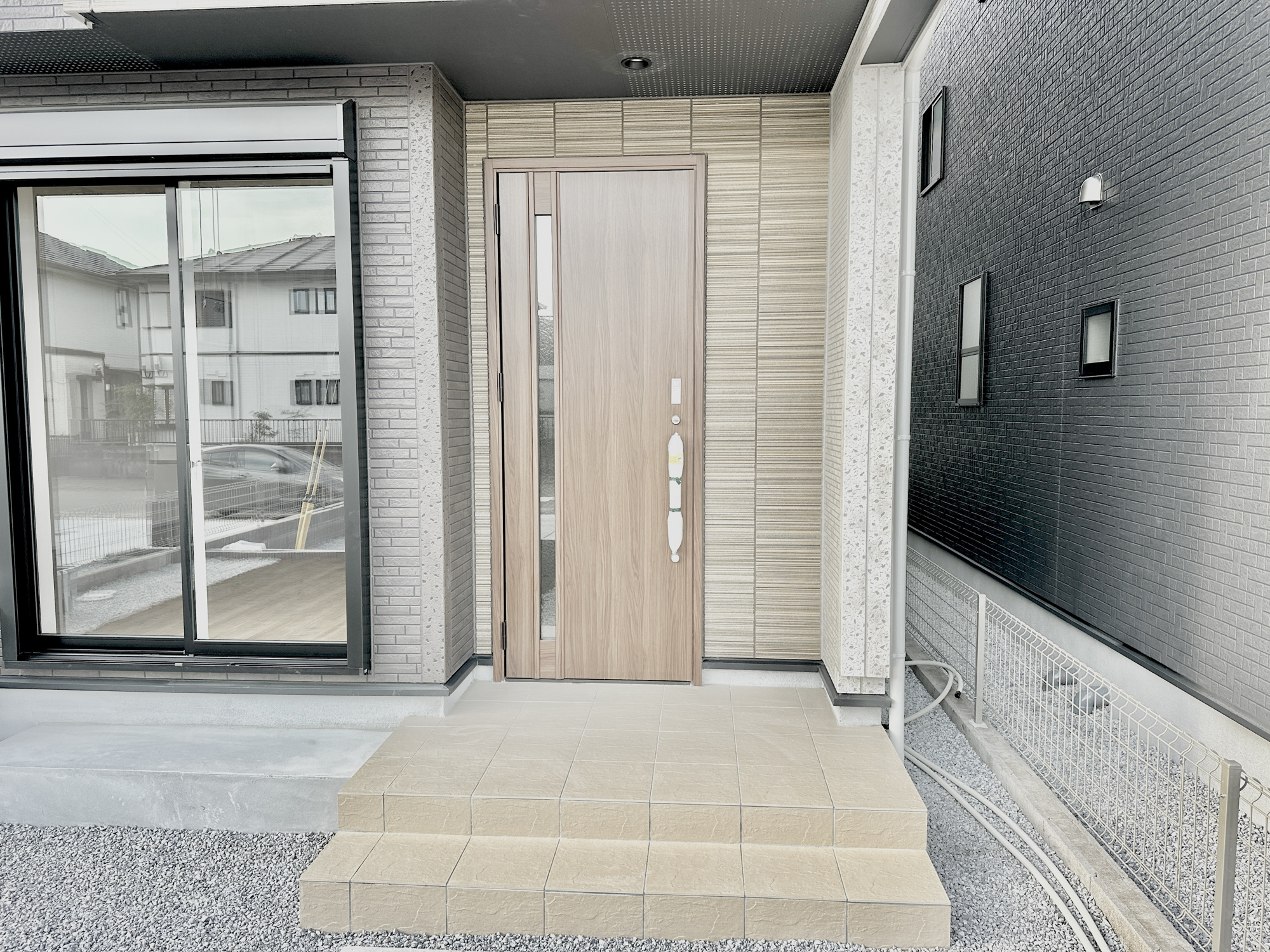 宇都宮市清原台３丁目　新築住宅全３棟の玄関|玄関上は屋根があるので雨の心配いらず♪