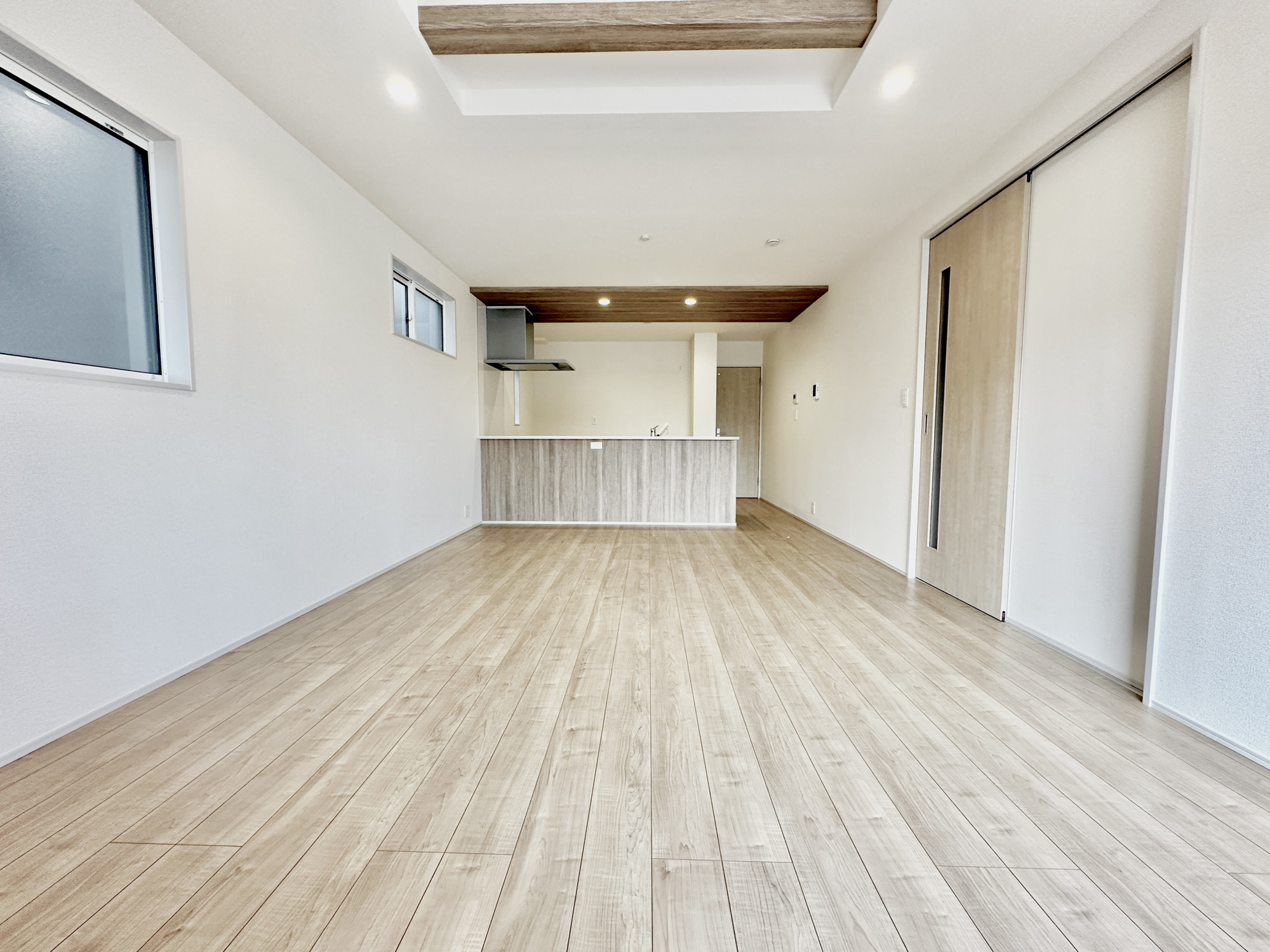 宇都宮市清原台３丁目　新築住宅全３棟の居間・リビング|南向きに大きく開いた窓からは、明るい陽射しが射し込みます。
爽やかな風が吹き抜ける心地良いリビングには、自然と家族が集まります。