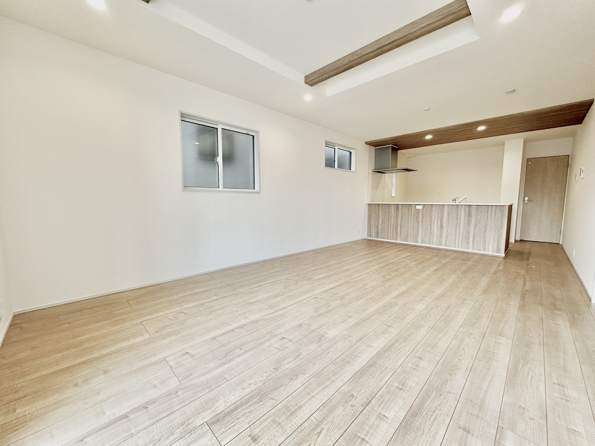 宇都宮市清原台３丁目　新築住宅全３棟の居間・リビング|室内にいても、たっぷりの陽光と爽やかな風を感じて頂ける、開放感あふれるリビングです。
ご家族と穏やかに過ごす、心地の良い時間が流れます。