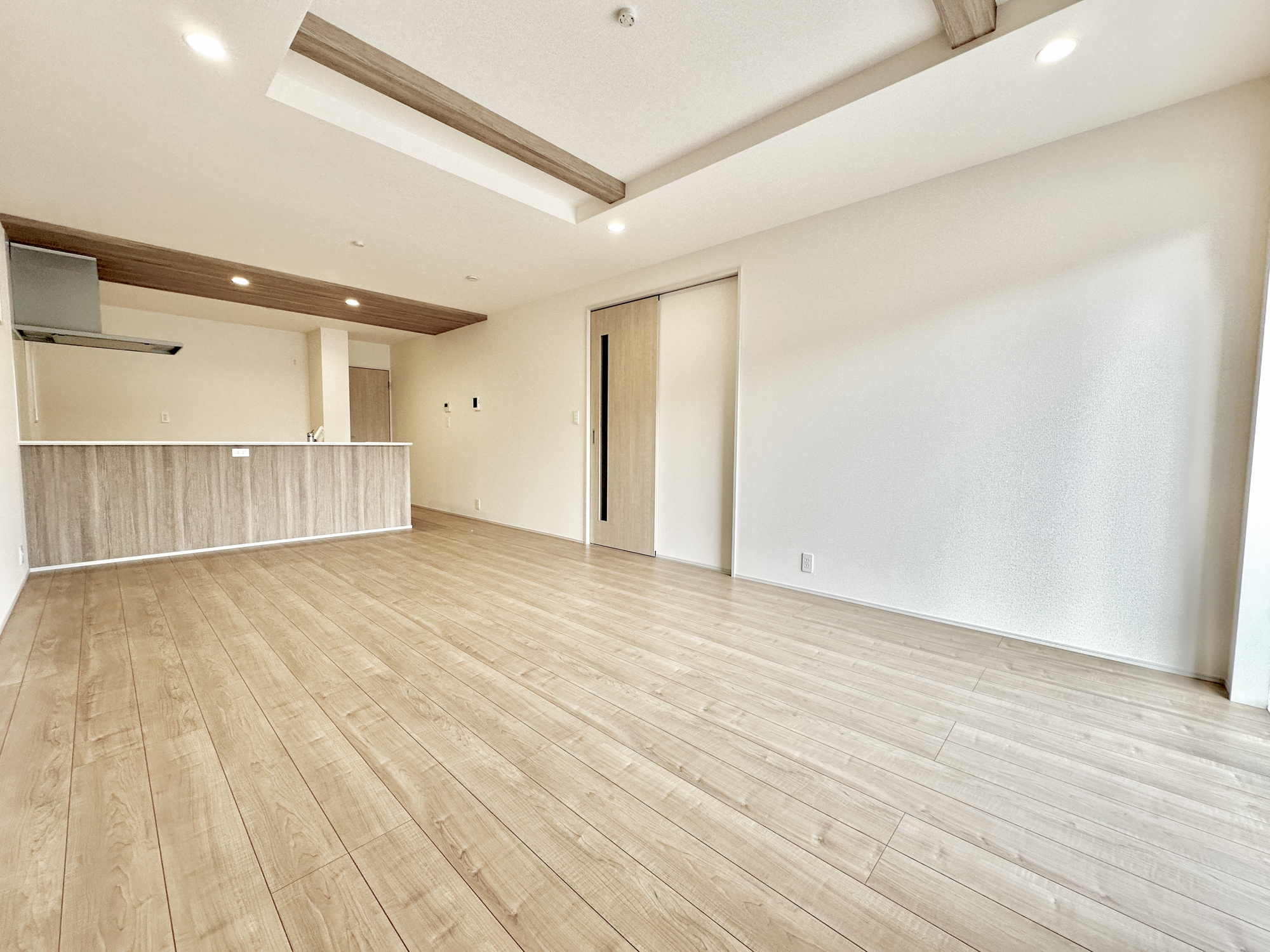 宇都宮市清原台３丁目　新築住宅全３棟の居間・リビング|オープンな空間を生み出す、こだわりの広がりとゆとり。家族と過ごす時間を大切にしたい方にぴったりの明るくゆとりある住空間です。南側の窓からの日差しがリビングの隅々までしっかりと届きます！ 