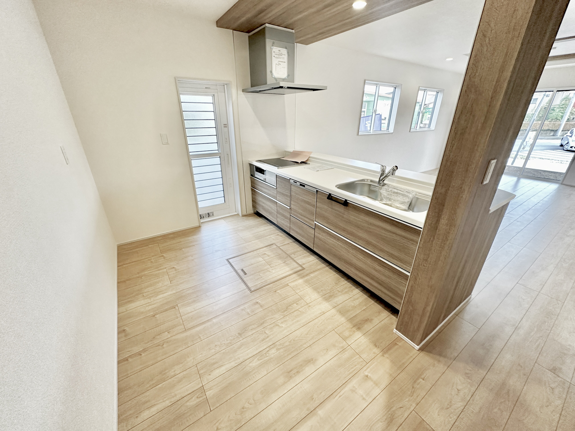 宇都宮市清原台３丁目　新築住宅全３棟のキッチン|ダイニングからワークスペースを見渡せる、見せるキッチン。ダイニングとの空間のつながりが、スペースのゆとりを生み出します♪