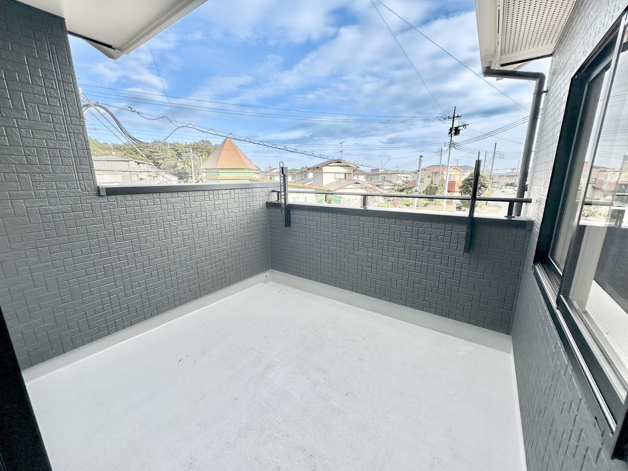 宇都宮市清原台３丁目　新築住宅全３棟のバルコニー|南向きで陽当りの良いバルコニーは、物干しセットを追加すれば、一度にたくさんのお洗濯物が干せるのが魅力！バルコニーは洗濯物を干すだけの場所じゃなく、家族のゆとりのある時間を演出するプライベート空間。