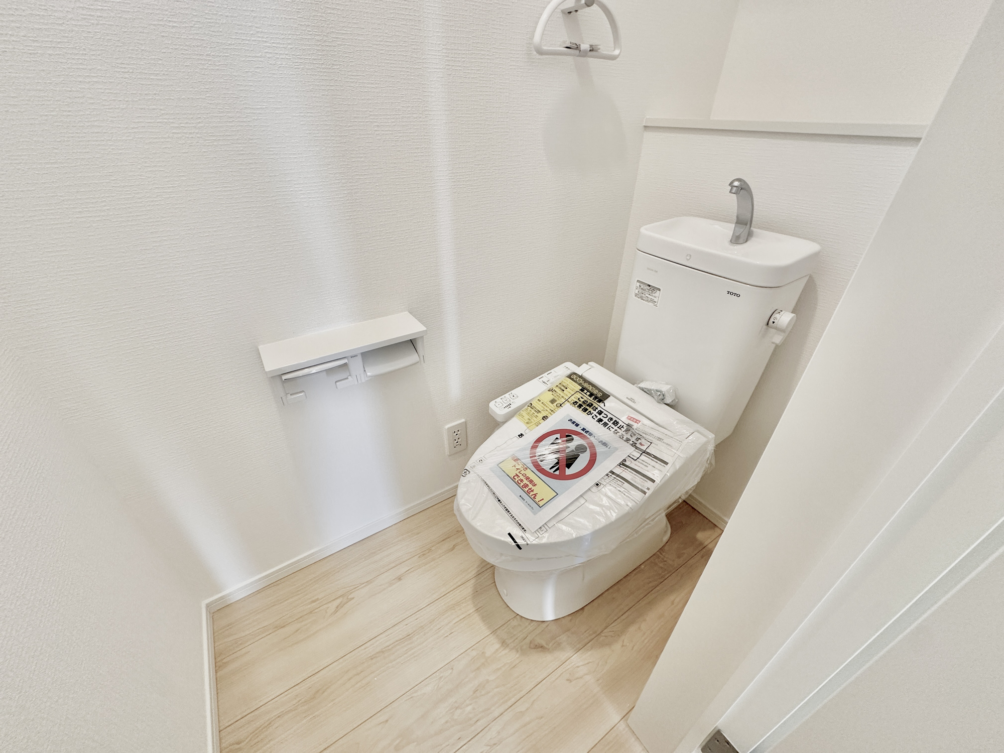 宇都宮市若草５丁目の新築一戸建のトイレ|節水型でエコなトイレには、今では当たり前の洗浄付き。便座を温める機能もついていて、居心地良くてトイレから出られなくなるかも！換気用に換気扇はもちろん、窓も着いているので常に快適ですね♪