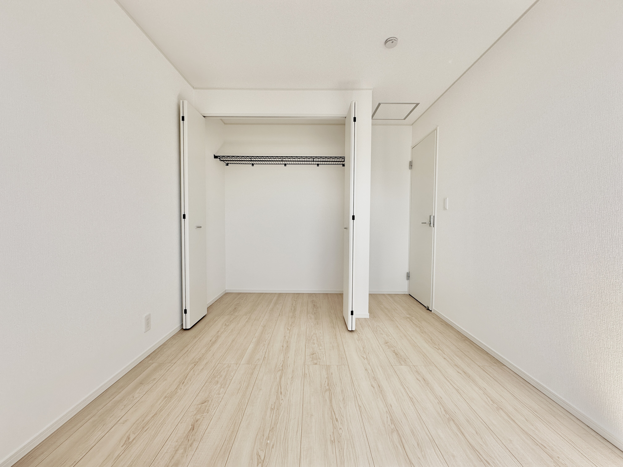 宇都宮市若草５丁目の新築一戸建の子供部屋|広々とした居住空間は日々の暮らしを彩り、心のやすらぎと満足感を与えてくれます。通風と採光を考慮した設計は子供たちはのびのび育ち、家族でくつろぎと団らんを生み出します。