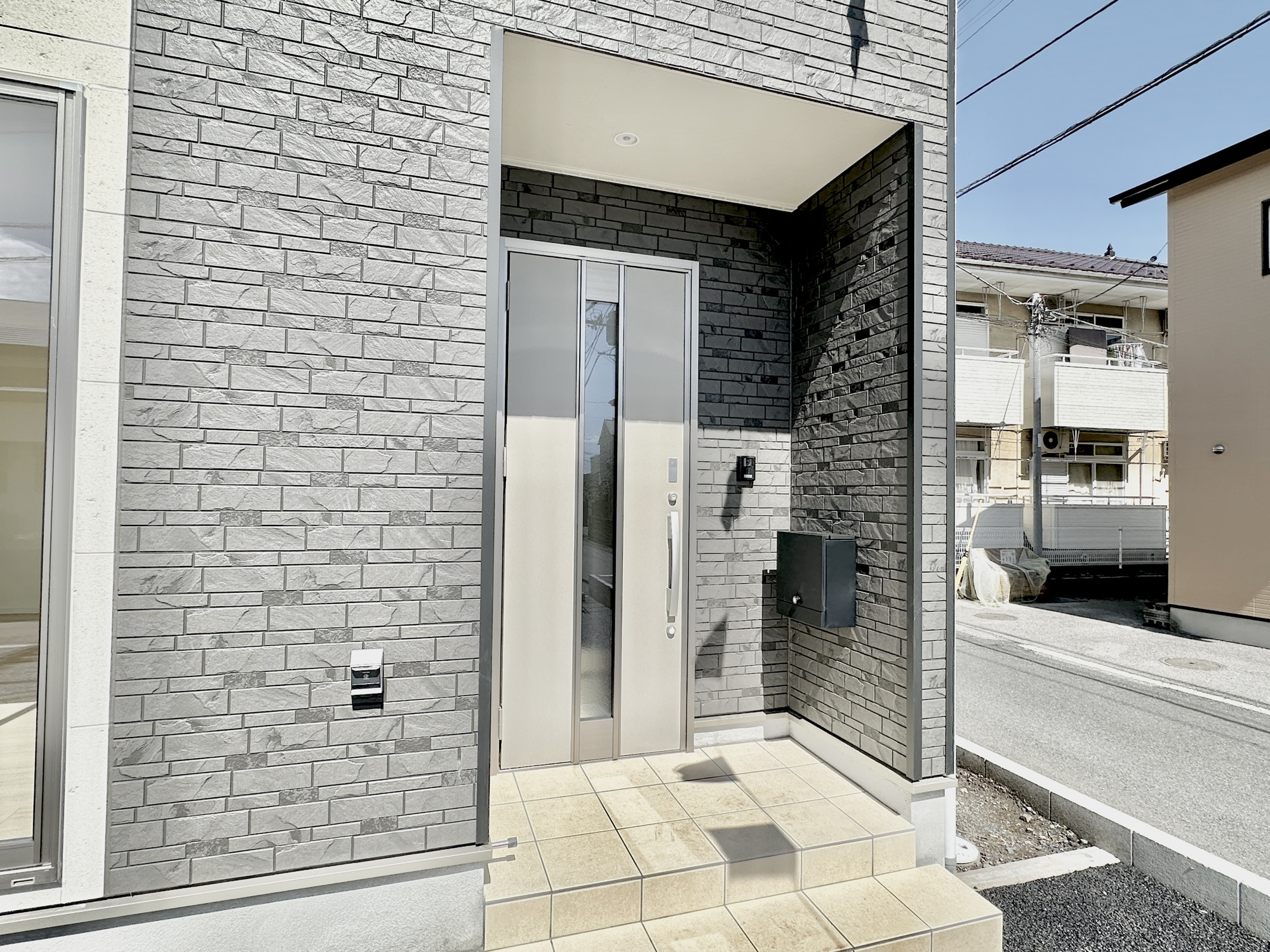 宇都宮市若草５丁目の新築一戸建の玄関|玄関上は屋根があるので雨の心配いらず♪