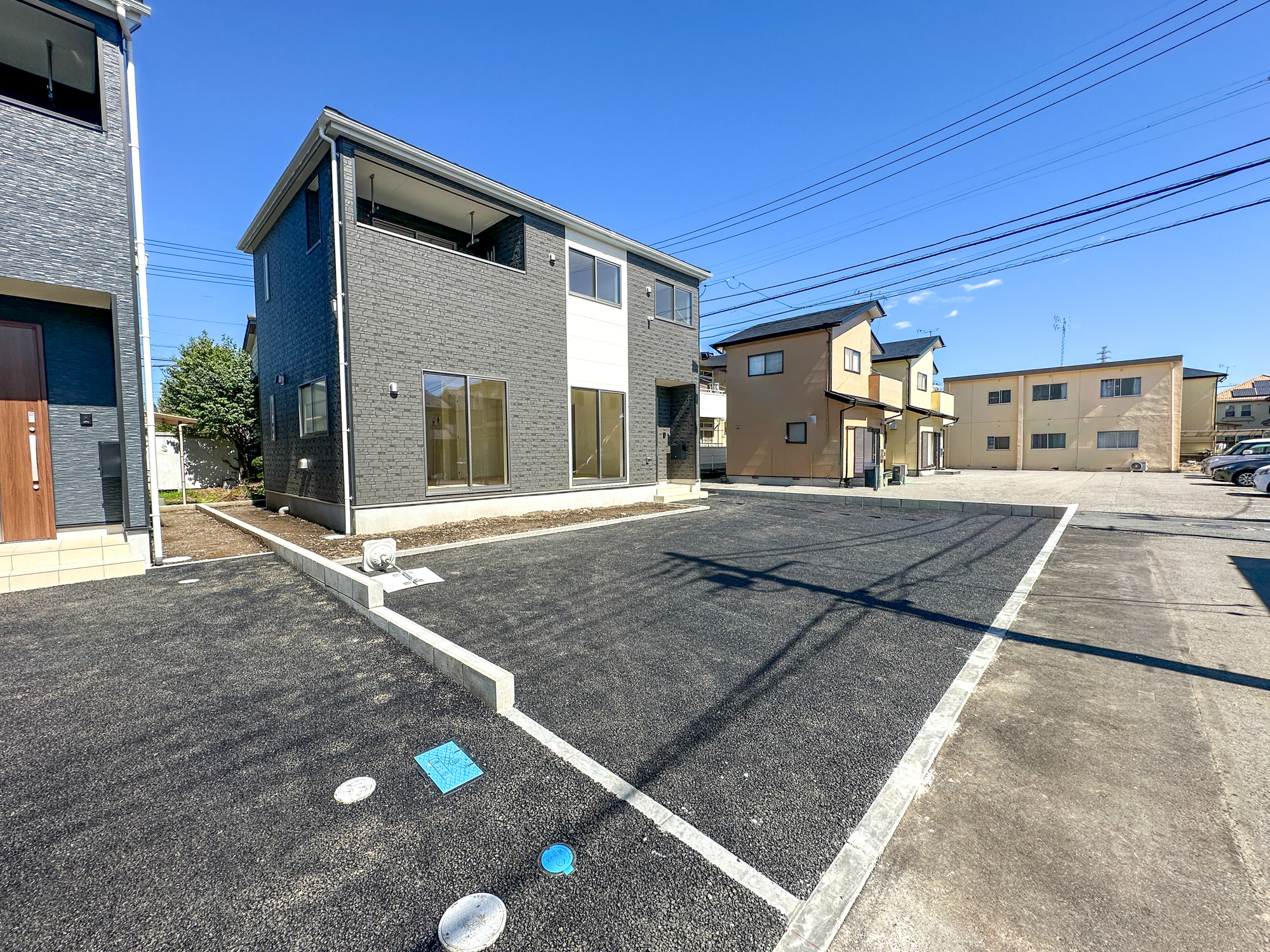 宇都宮市若草５丁目の新築一戸建の駐車場|車庫土間施工、駐車２台可能です(^^♪