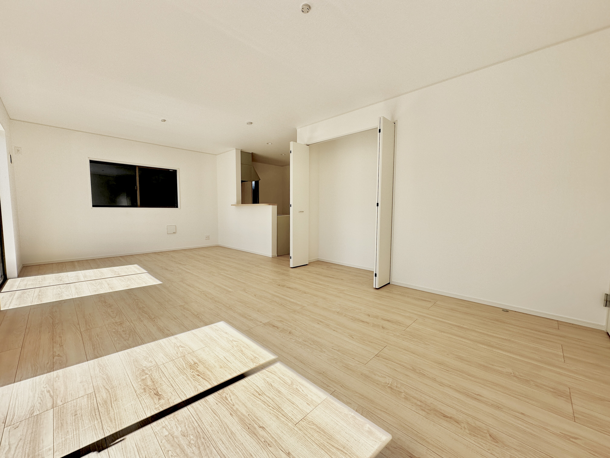 宇都宮市若草５丁目の新築一戸建の居間・リビング|室内にいても、たっぷりの陽光と爽やかな風を感じて頂ける、開放感あふれるリビングです。
ご家族と穏やかに過ごす、心地の良い時間が流れます。