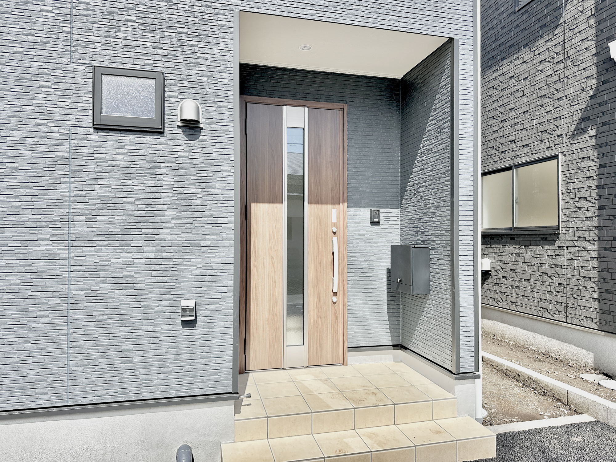 宇都宮市若草５丁目の新築一戸建の玄関|玄関上は屋根があるので雨の心配いらず♪