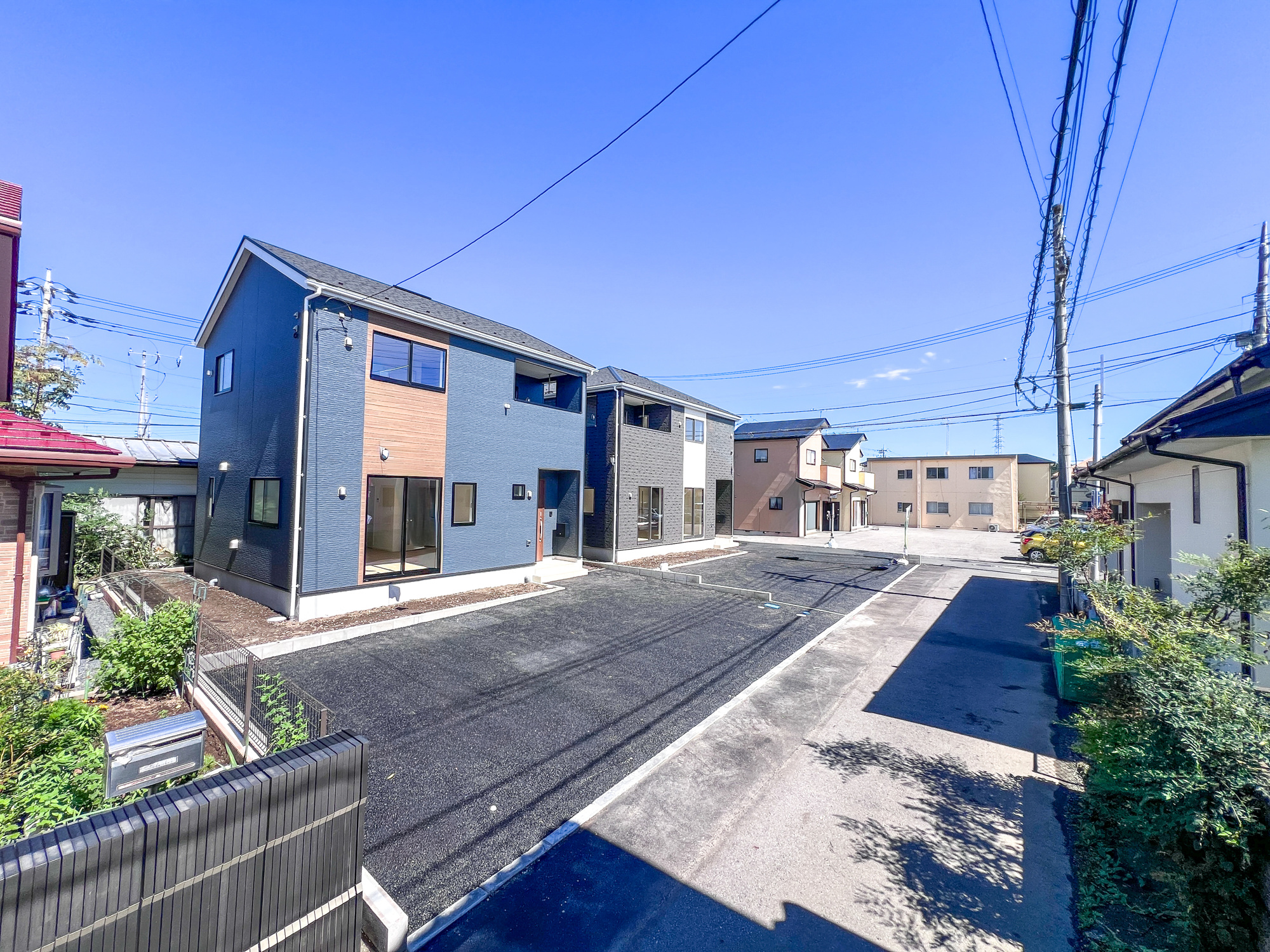 宇都宮市若草５丁目の新築一戸建の前面道路含む現地写真|閑静な住宅地で子育て家族にピッタリ。毎日のお散歩も快適な緑に恵まれたエリアで、自然に包まれた穏やかな暮らしを実現するための、ゆとりある住環境が整っています。

