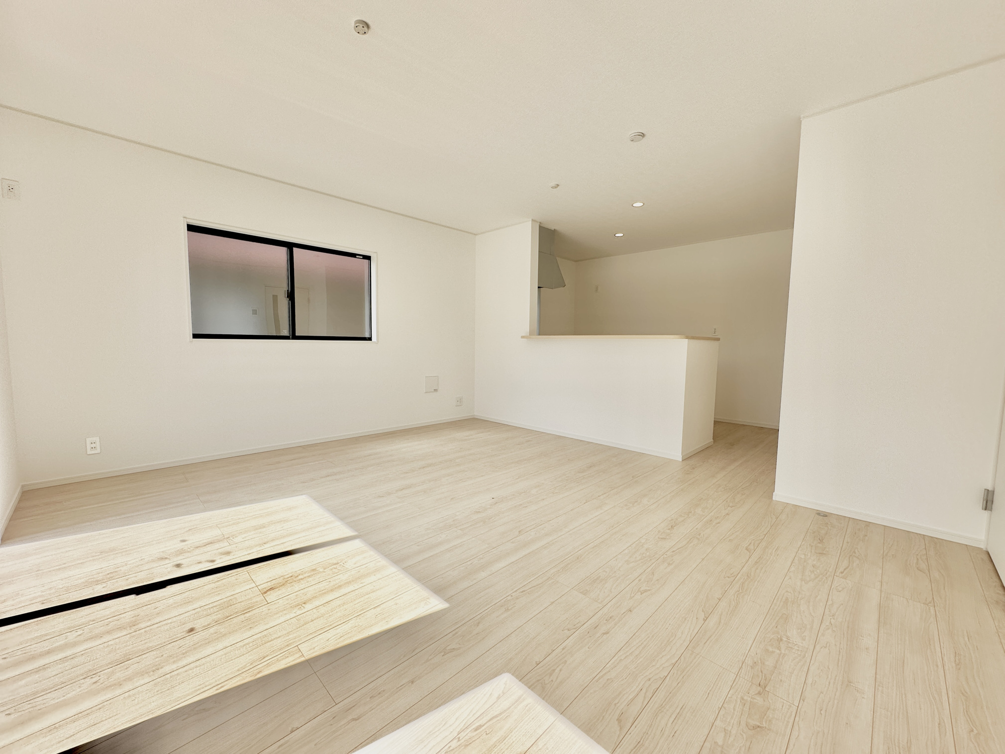 宇都宮市若草５丁目の新築一戸建の居間・リビング|南向きに大きく開いた窓からは、明るい陽射しが射し込みます。
爽やかな風が吹き抜ける心地良いリビングには、自然と家族が集まります。