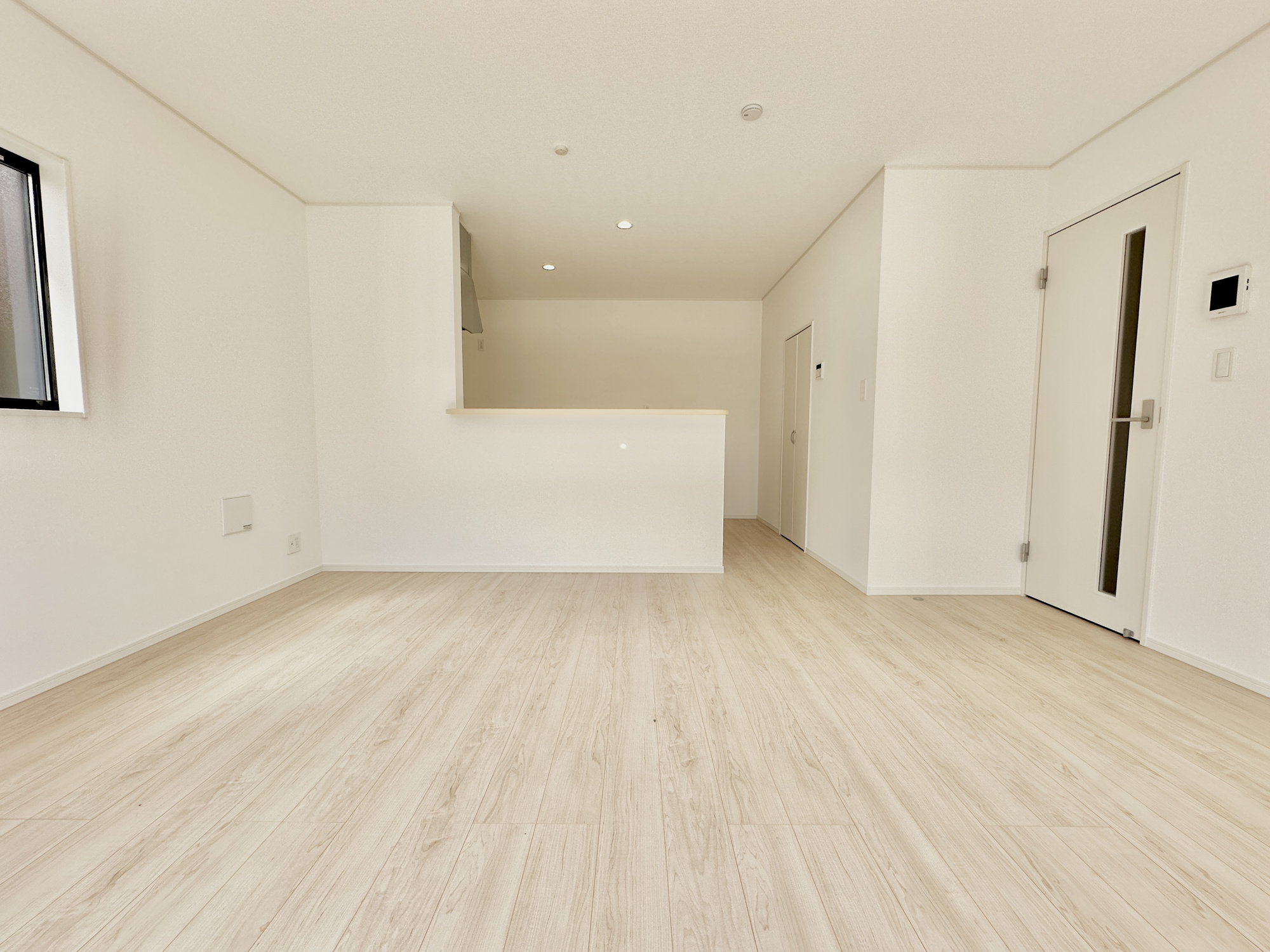 宇都宮市若草５丁目の新築一戸建の居間・リビング|室内にいても、たっぷりの陽光と爽やかな風を感じて頂ける、開放感あふれるリビングです。
ご家族と穏やかに過ごす、心地の良い時間が流れます。