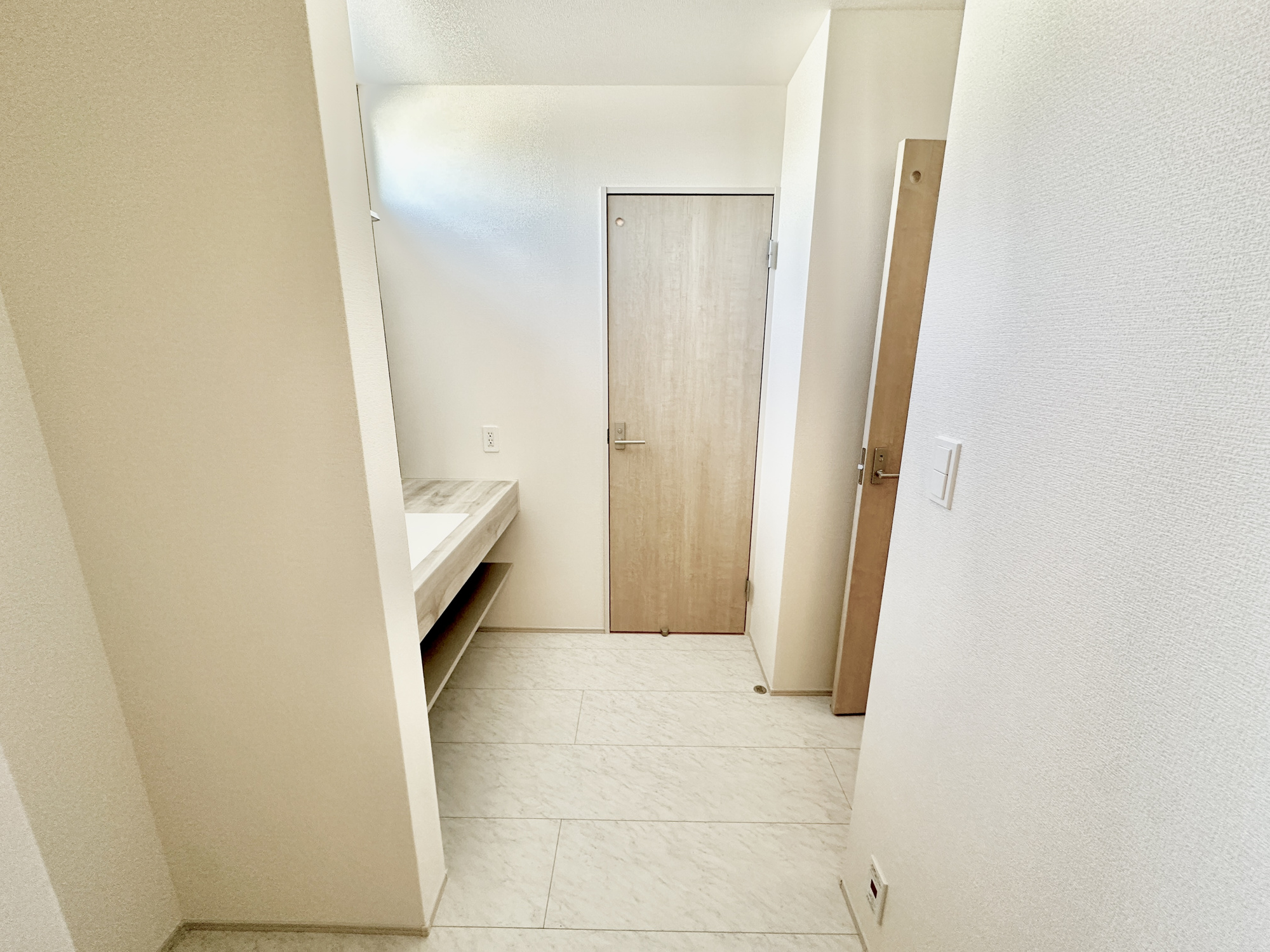 壬生町幸町３丁目　新築住宅全２棟の脱衣所|広く、明るい洗面スペースで朝の身支度も快適に♪３面鏡で髪のセットやお化粧もストレスなくこなせ、鏡の裏にはたっぷりと収納スペースを標準装備！