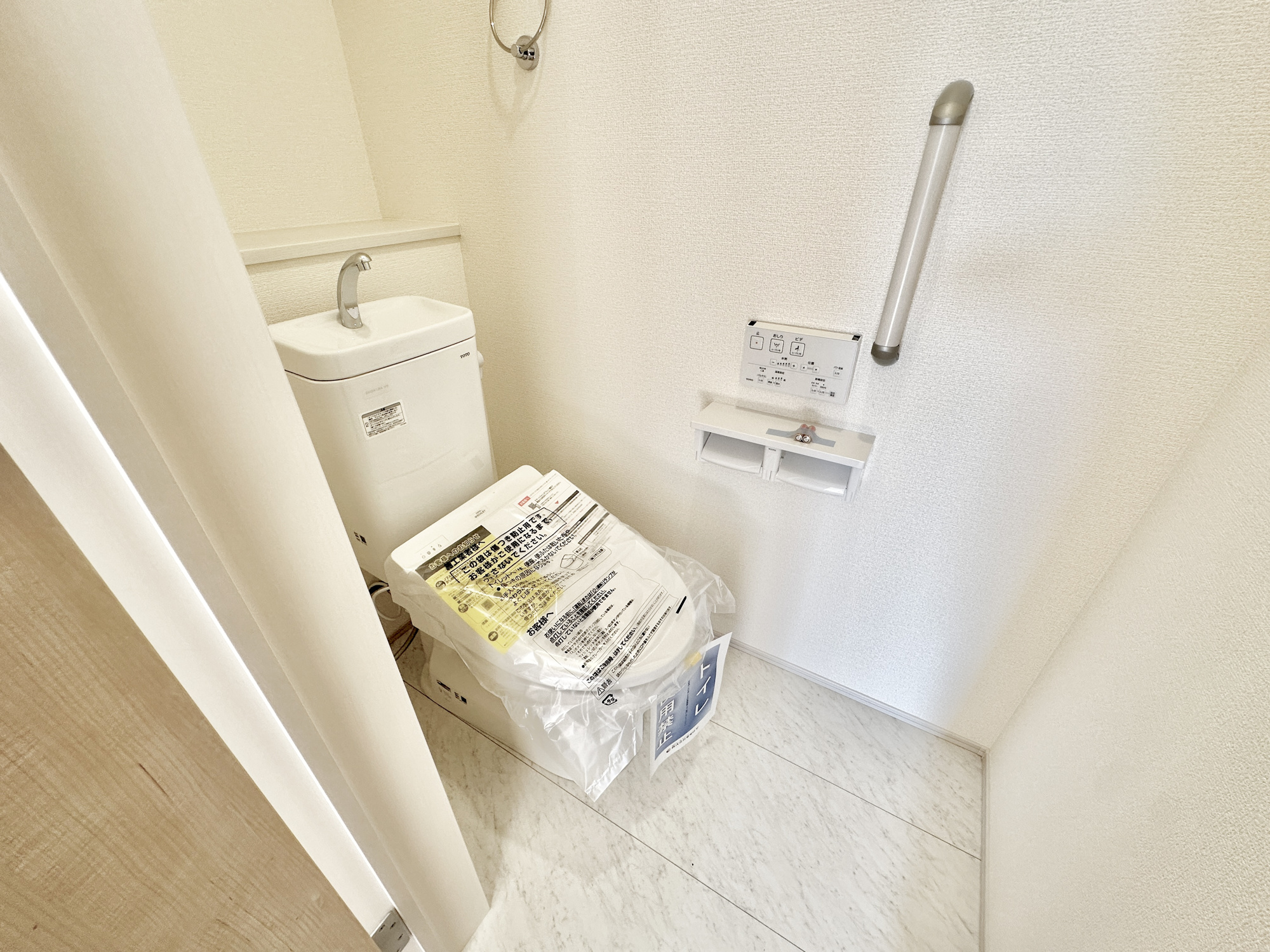 壬生町幸町３丁目　新築住宅全２棟のトイレ|節水型でエコなトイレには、今では当たり前の洗浄付き。便座を温める機能もついていて、居心地良くてトイレから出られなくなるかも！換気用に換気扇はもちろん、窓も着いているので常に快適ですね♪