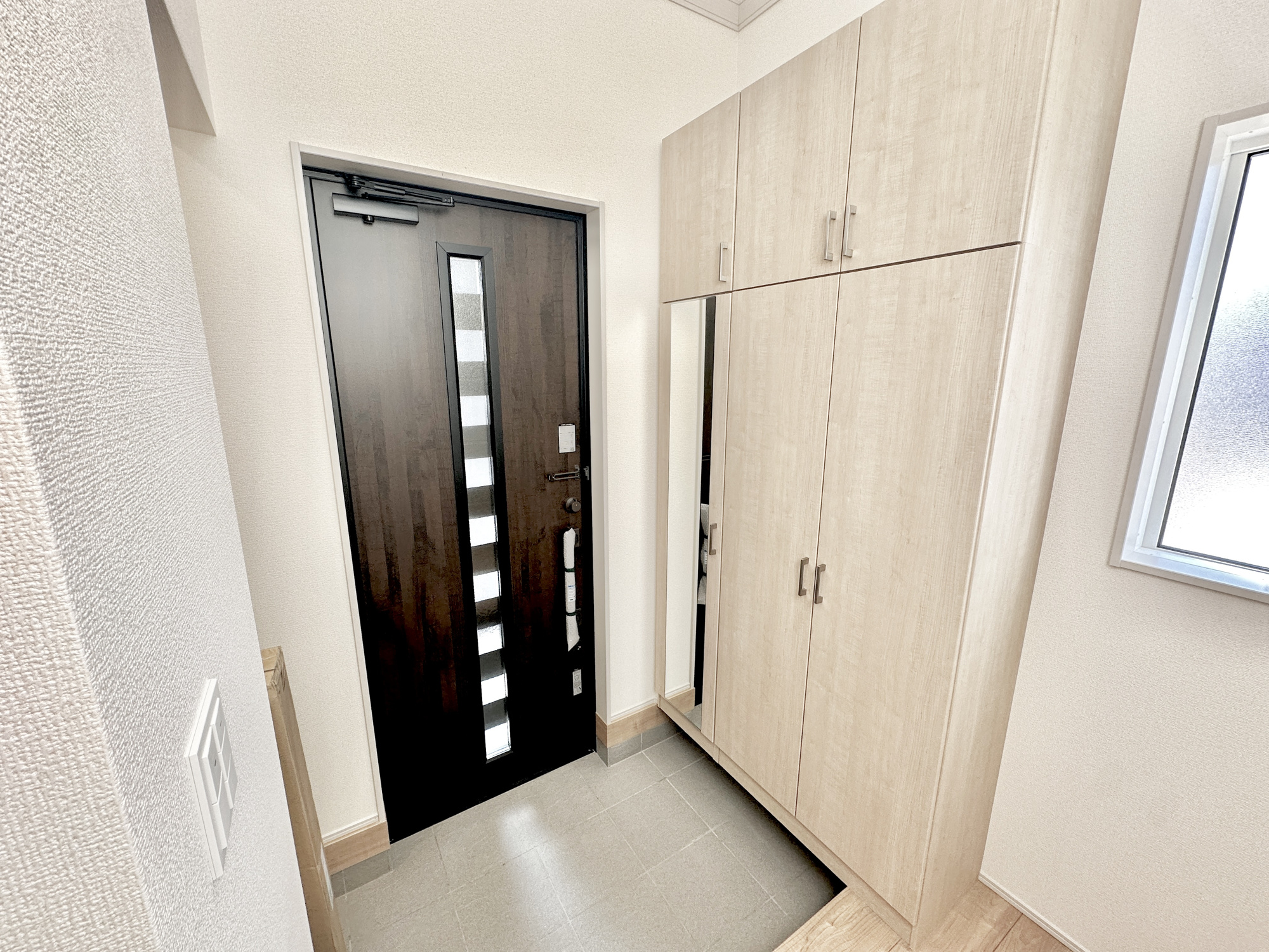 壬生町幸町３丁目　新築住宅全２棟の内装|住まう人も来客も入った時にワクワクさせてくれるオシャレな玄関♪
収納もたっぷりあるので、靴がたくさんあっても安心！
土間収納があるので、ベビーカーなど収納でき、いつも玄関がスッキリして気持ちいいですね