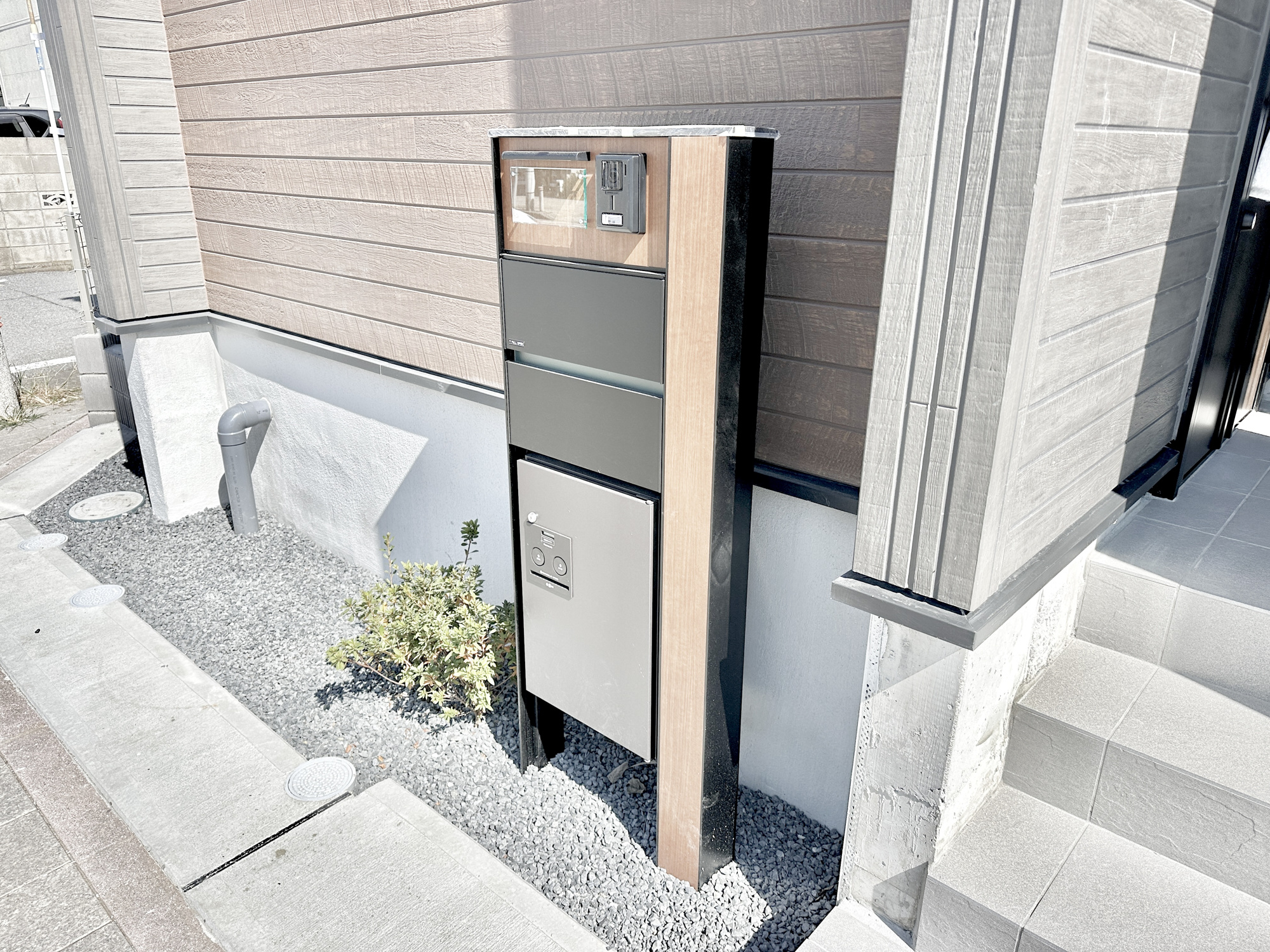 壬生町幸町３丁目　新築住宅全２棟の設備|おしゃれな機能ポールにはポスト、インターフォン、表札設置可能です♪