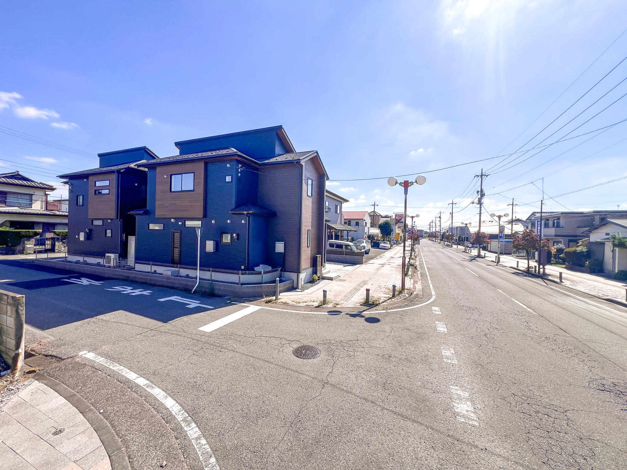 壬生町幸町３丁目　新築住宅全２棟の前面道路含む現地写真|低層の一戸建てを中心とした街並みが整然と続き、周辺は高い建物が建っていないので、採光や開放性に恵まれ、空が広く緑の多い閑静な趣を感じる環境です。