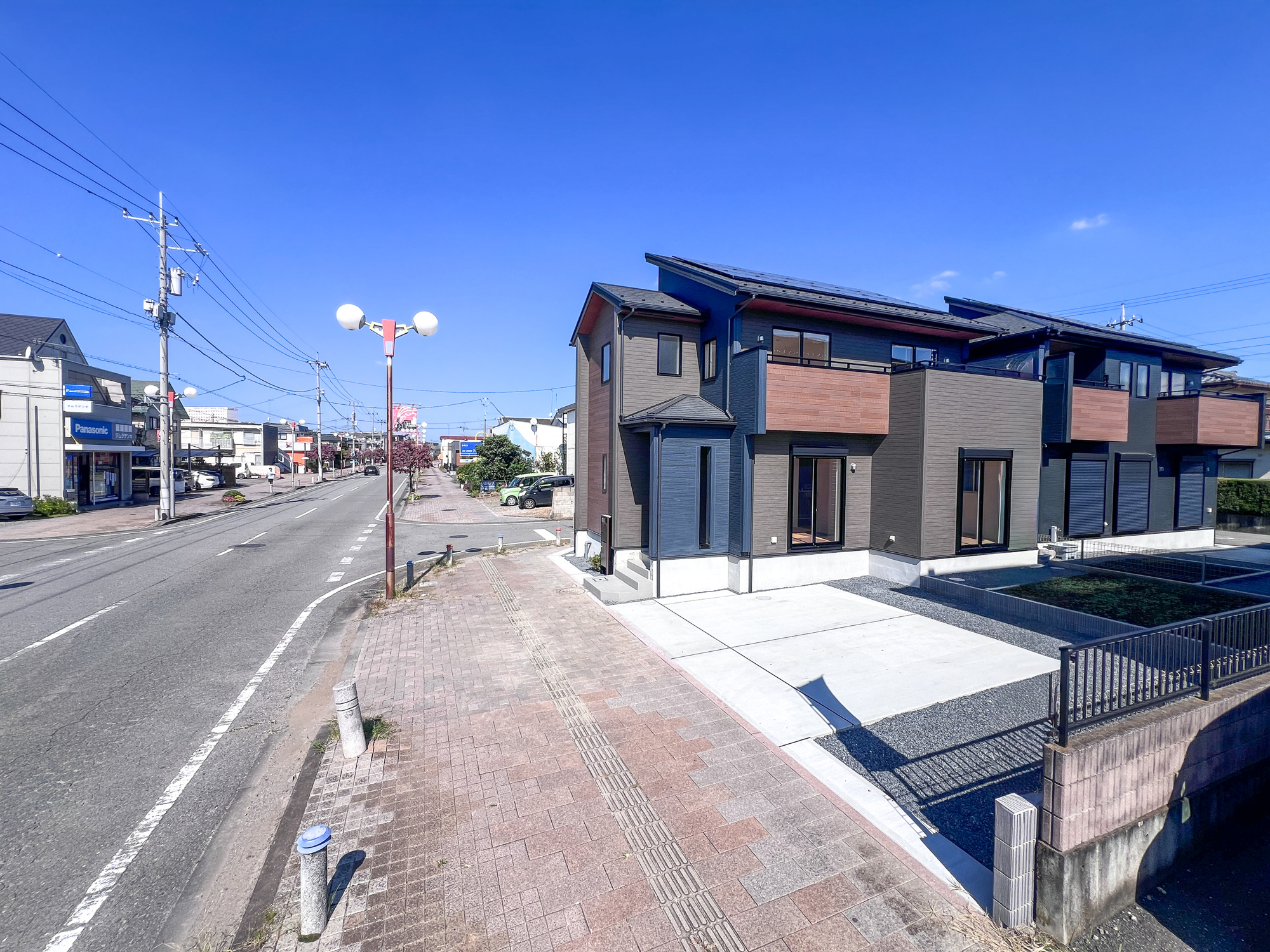 壬生町幸町３丁目　新築住宅全２棟の前面道路含む現地写真|前面道路は閑静な住宅地をはしる車通りの少ない道路。お車の出し入れが苦手なママや小さなお子様にも安心ですね。しっかり舗装もされているので、ベビーカーや自転車で通っても快適に通行できます。