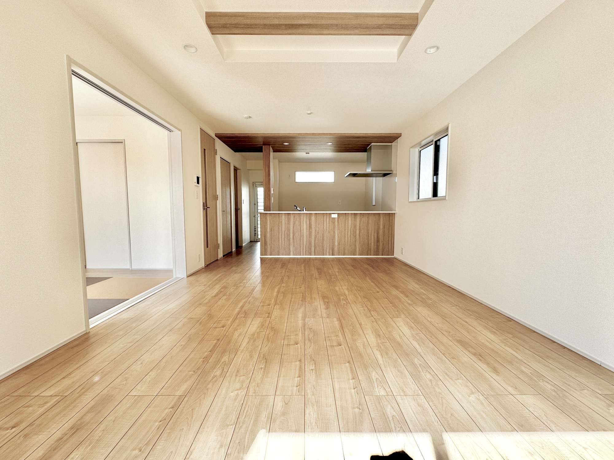 壬生町幸町３丁目　新築住宅全２棟の居間・リビング|南向きに大きく開いた窓からは、明るい陽射しが射し込みます。
爽やかな風が吹き抜ける心地良いリビングには、自然と家族が集まります。