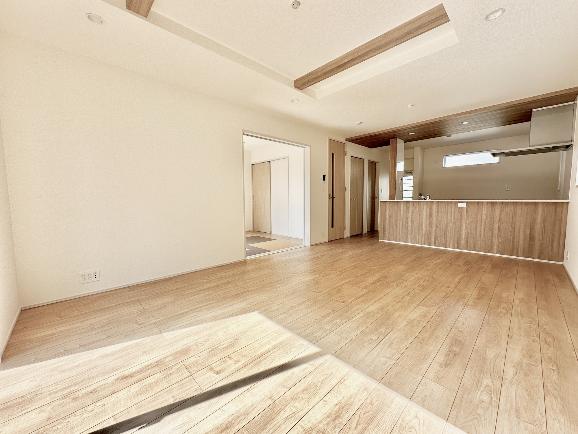 壬生町幸町３丁目　新築住宅全２棟の居間・リビング|室内にいても、たっぷりの陽光と爽やかな風を感じて頂ける、開放感あふれるリビングです。
ご家族と穏やかに過ごす、心地の良い時間が流れます。