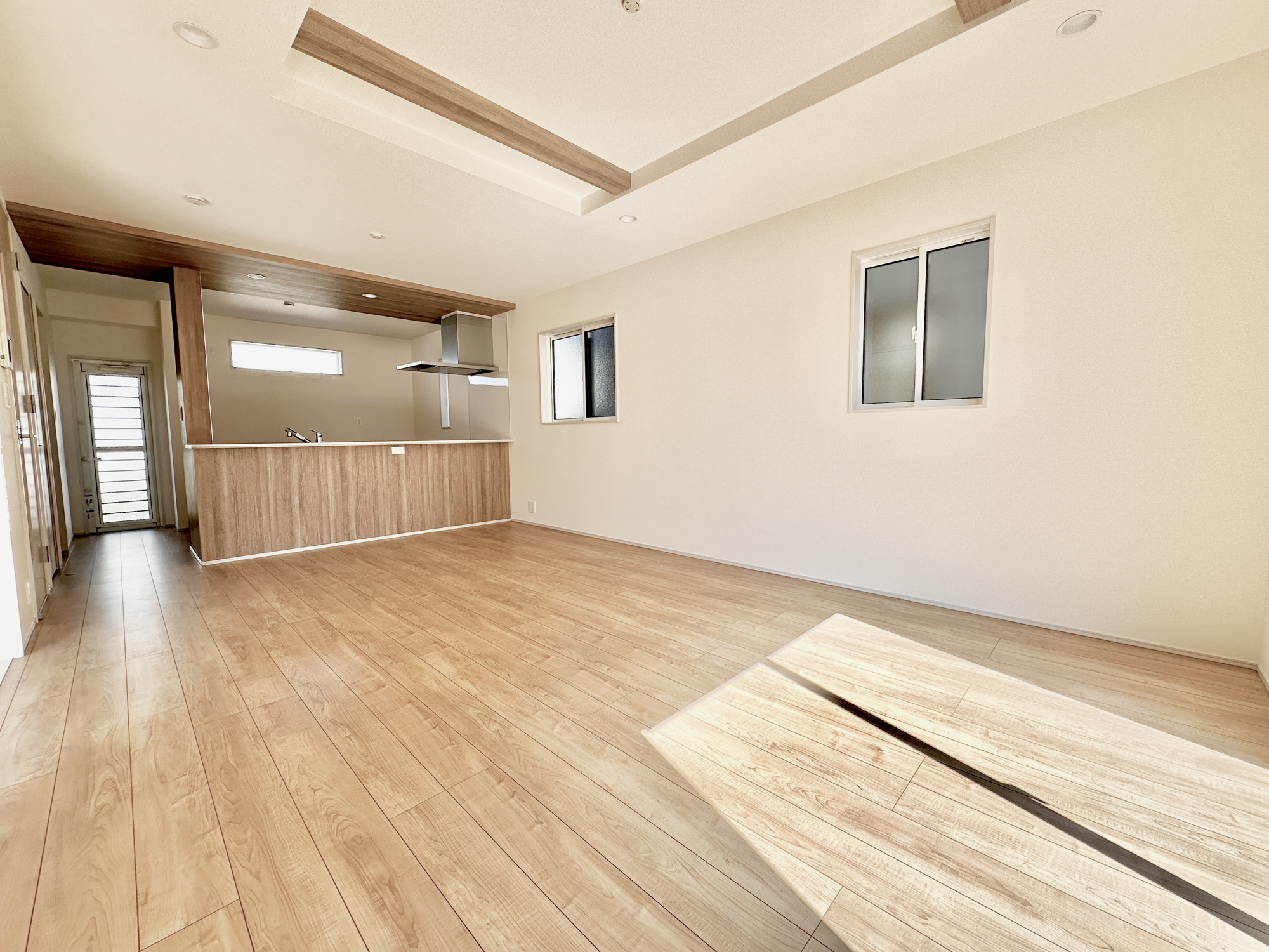 壬生町幸町３丁目　新築住宅全２棟の居間・リビング|オープンな空間を生み出す、こだわりの広がりとゆとり。家族と過ごす時間を大切にしたい方にぴったりの明るくゆとりある住空間です。南側の窓からの日差しがリビングの隅々までしっかりと届きます！ 
