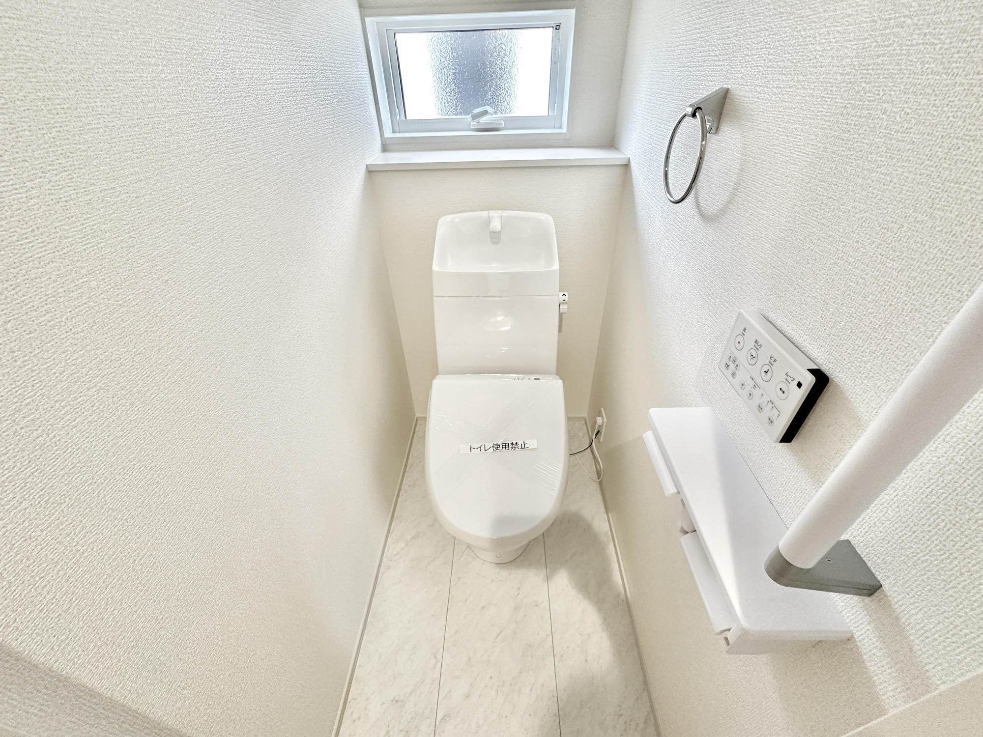 上三川町上三川第１１　新築住宅全３棟のトイレ|節水型でエコなトイレには、今では当たり前の洗浄付き。便座を温める機能もついていて、居心地良くてトイレから出られなくなるかも！換気用に換気扇はもちろん、窓も着いているので常に快適ですね♪
