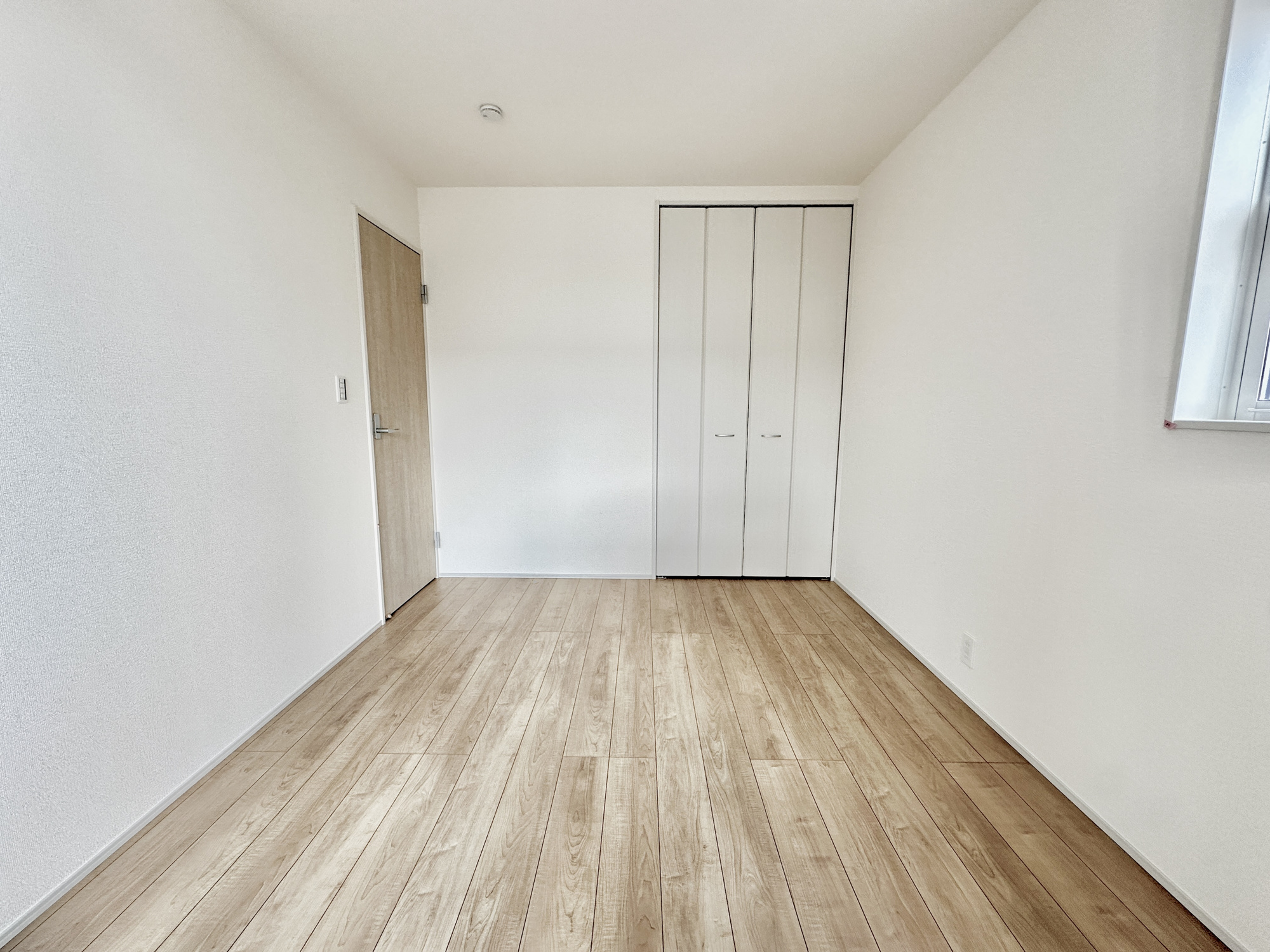 上三川町上三川第１１　新築住宅全３棟の子供部屋|広々とした居住空間は日々の暮らしを彩り、心のやすらぎと満足感を与えてくれます。通風と採光を考慮した設計は子供たちはのびのび育ち、家族でくつろぎと団らんを生み出します。