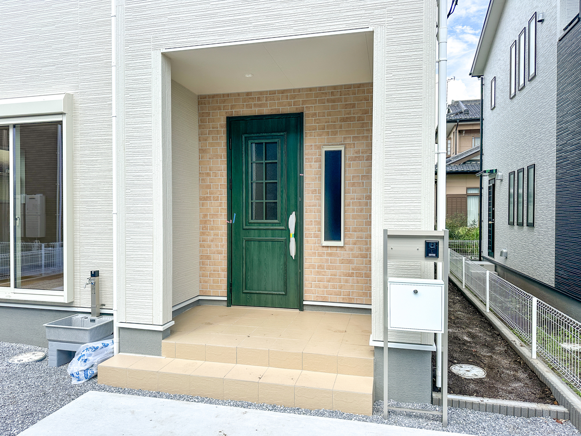 上三川町上三川第１１　新築住宅全３棟の玄関|玄関上は屋根があるので雨の心配いらず♪