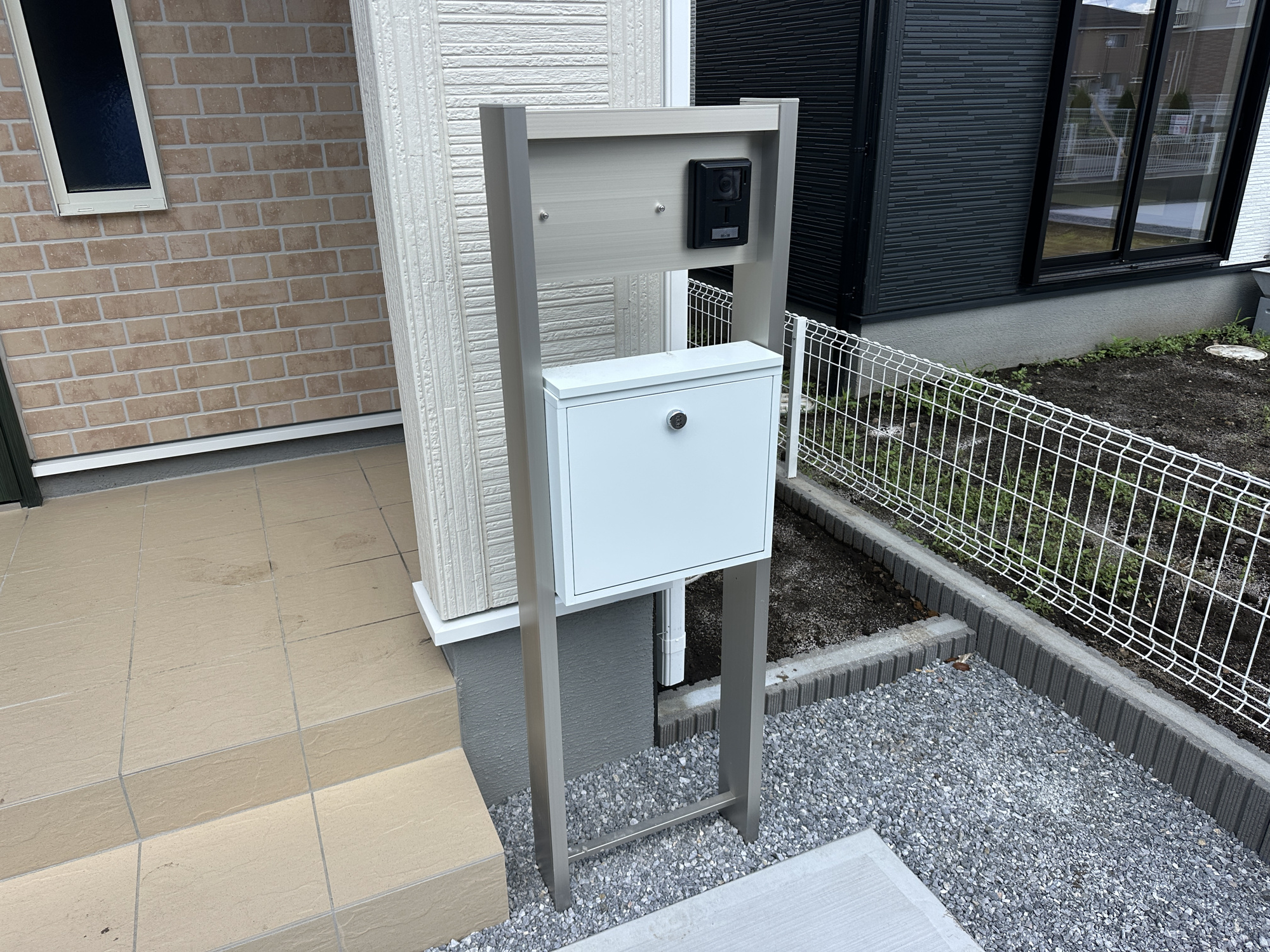 上三川町上三川第１１　新築住宅全３棟のバルコニー|おしゃれな機能ポールにはポスト、インターフォン、表札設置可能です♪