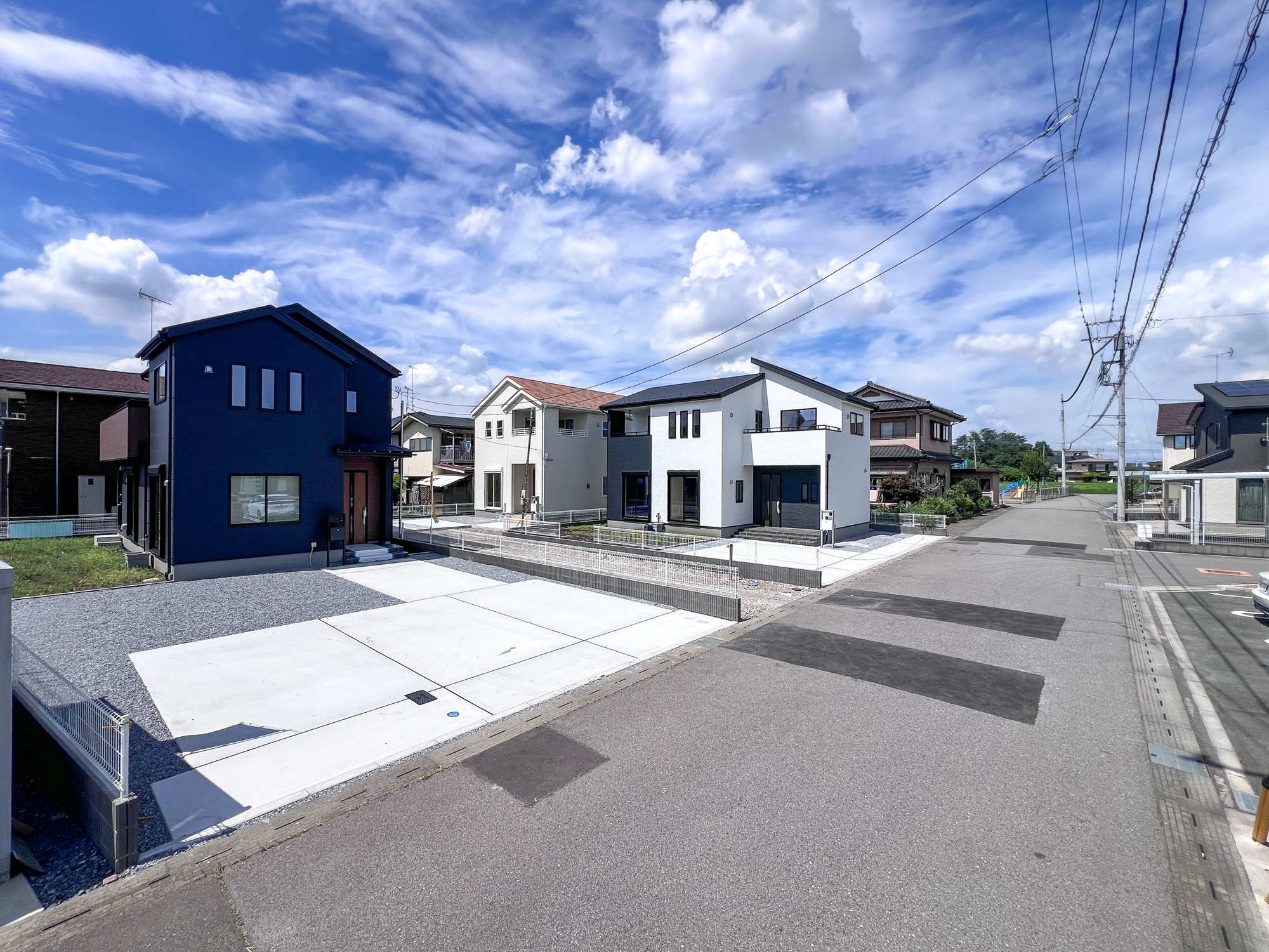 上三川町上三川第１１　新築住宅全３棟の前面道路含む現地写真|閑静な住宅地で子育て家族にピッタリ。毎日のお散歩も快適な緑に恵まれたエリアで、自然に包まれた穏やかな暮らしを実現するための、ゆとりある住環境が整っています。

