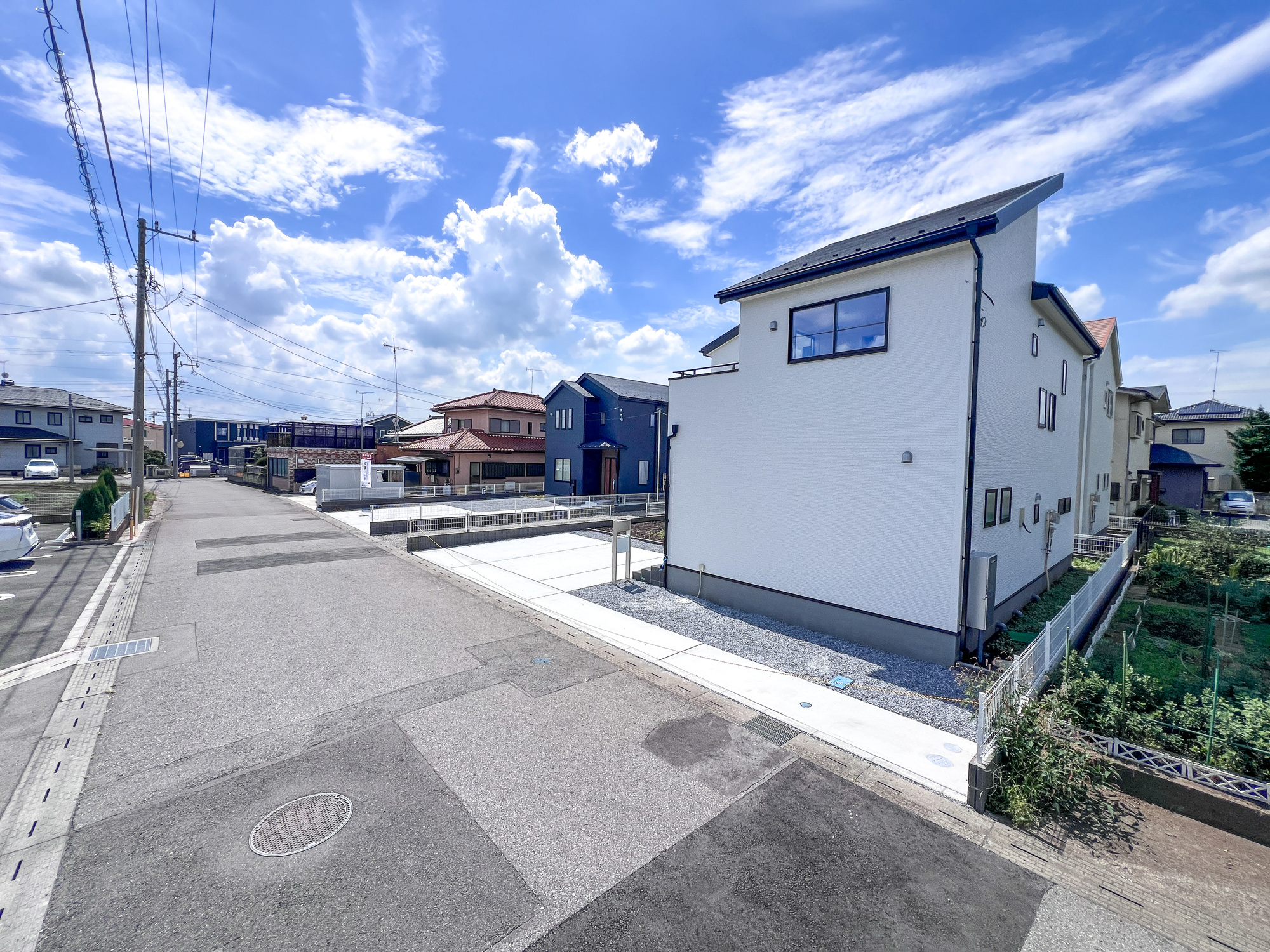 上三川町上三川第１１　新築住宅全３棟の前面道路含む現地写真|低層の一戸建てを中心とした街並みが整然と続き、周辺は高い建物が建っていないので、採光や開放性に恵まれ、空が広く緑の多い閑静な趣を感じる環境です。

