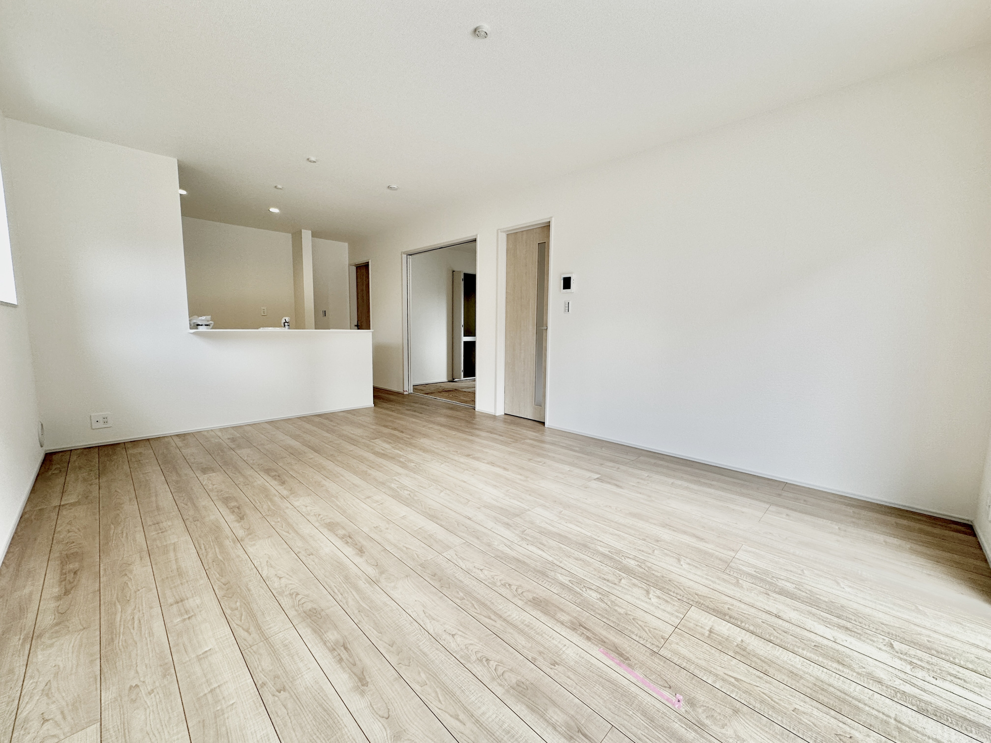 上三川町上三川第１１　新築住宅全３棟の居間・リビング|オープンな空間を生み出す、こだわりの広がりとゆとり。家族と過ごす時間を大切にしたい方にぴったりの明るくゆとりある住空間です。南側の窓からの日差しがリビングの隅々までしっかりと届きます！ 