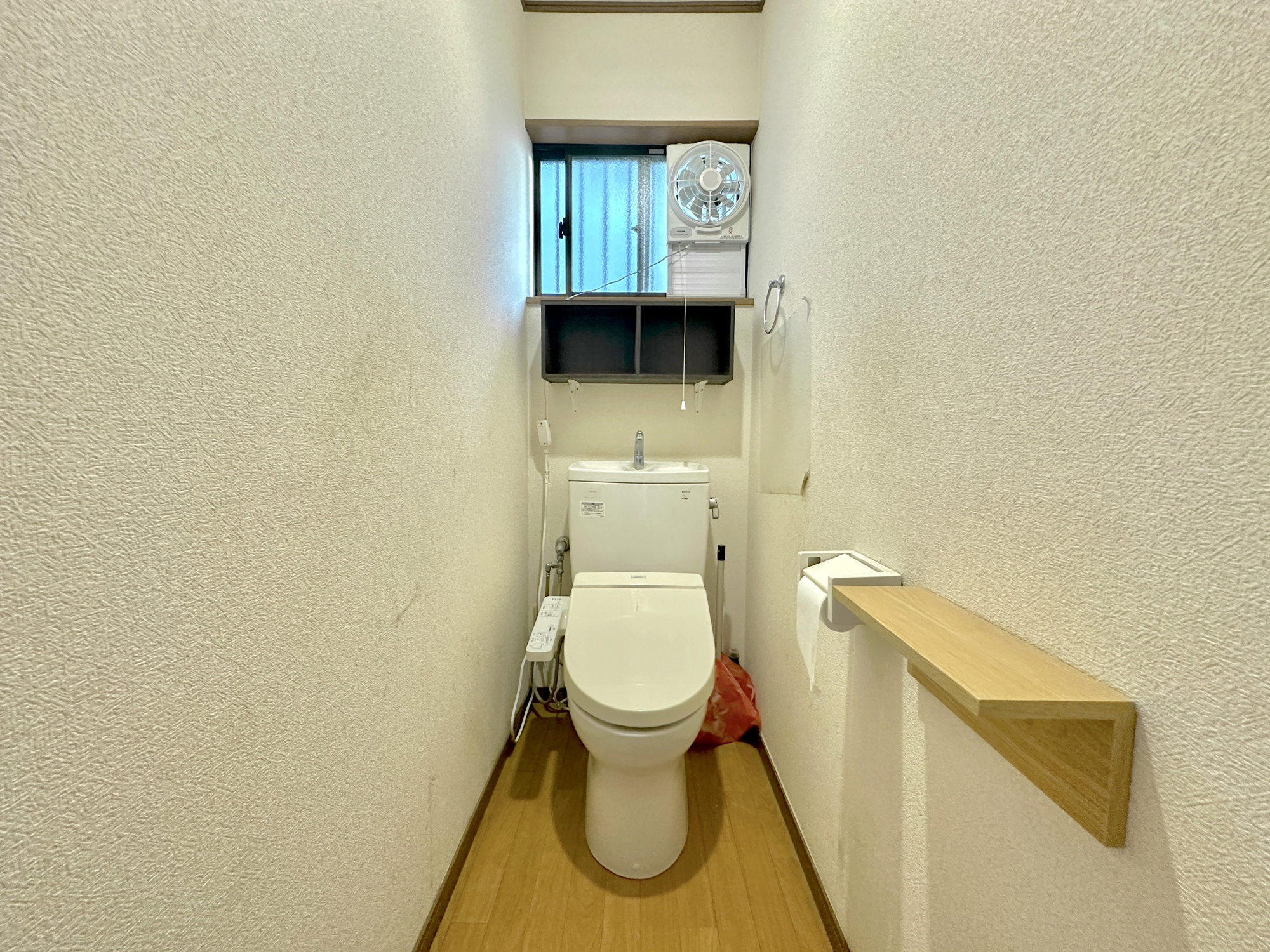 宇都宮市東峰町　中古住宅全１棟のトイレ|節水性能の高いトイレはもちろんウォシュレット付き♪便器のフチがないタイプなので、お掃除もサッとひと拭きでOK！