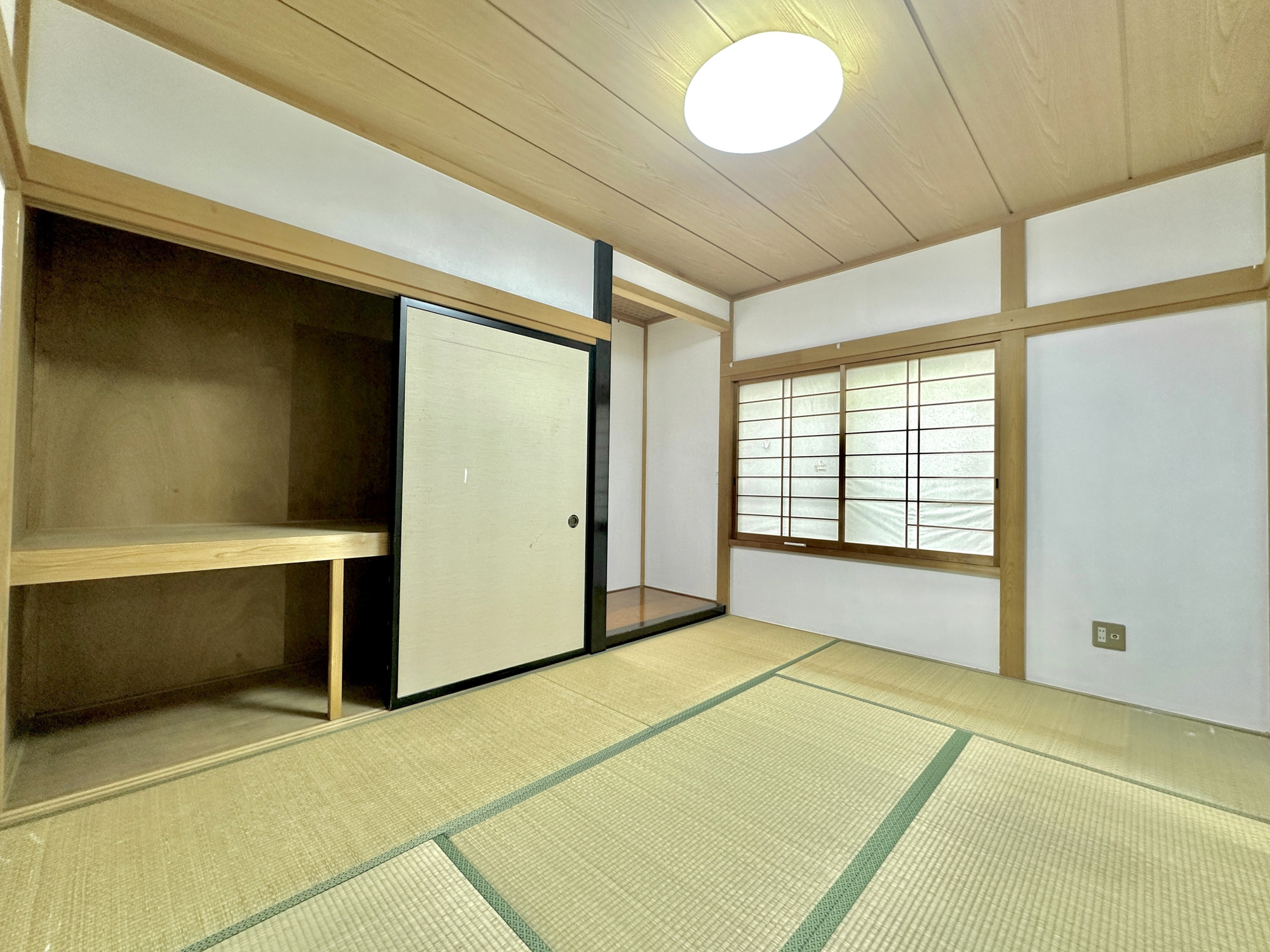 宇都宮市東峰町　中古住宅全１棟の和室|落ち着いた雰囲気の畳部屋♪
引き戸を開放すればLＤＫとつながりさらに開放的な空間になります。