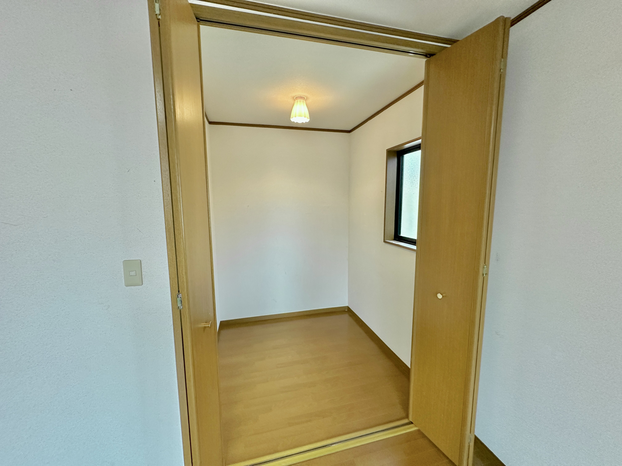 宇都宮市東峰町　中古住宅全１棟の収納|ウォークインクローゼットのある住まいで収納上手な生活を実現！衣類だけでなく、箱物や思い出の品もたっぷり収納できますので、整理整頓もスムーズに。