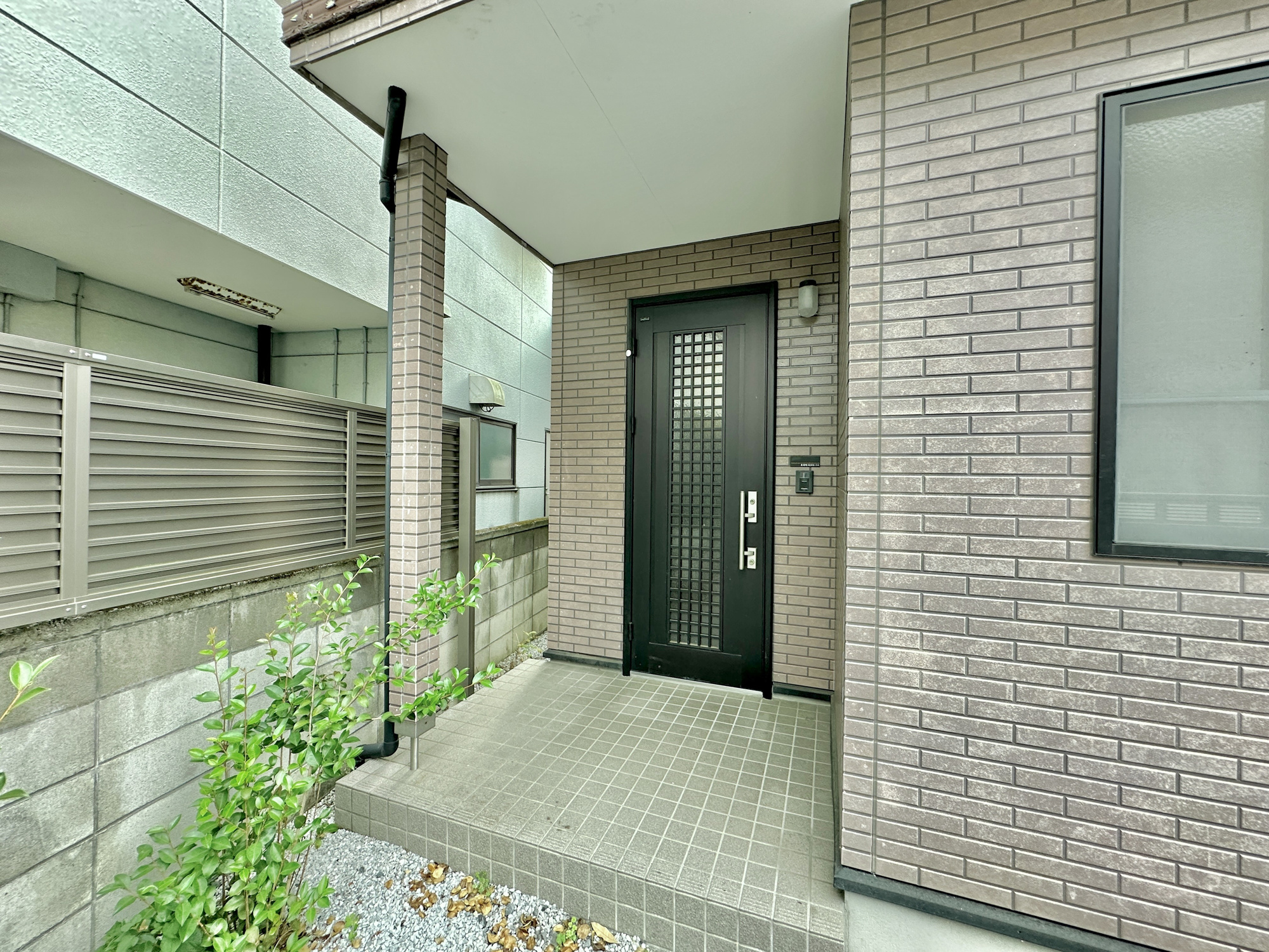 宇都宮市東峰町　中古住宅全１棟の玄関|上質感漂う玄関へのアプローチ。居住者の帰り、訪れる方を優しく迎える・安らぎに満ちた生活空間を予感させる。健やかな暮らしを楽しめそう