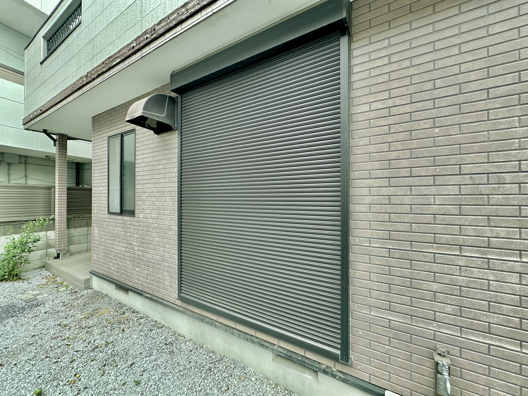 宇都宮市東峰町　中古住宅全１棟の防犯設備|防風、防犯、防音、断熱と様々な効果を発揮するシャッター付きです♪