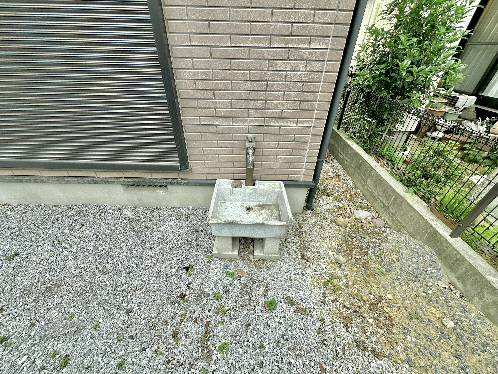 宇都宮市東峰町　中古住宅全１棟の設備|お庭には、立水栓があるのでお子様のお庭遊び後もすぐに手洗いが可能です♪