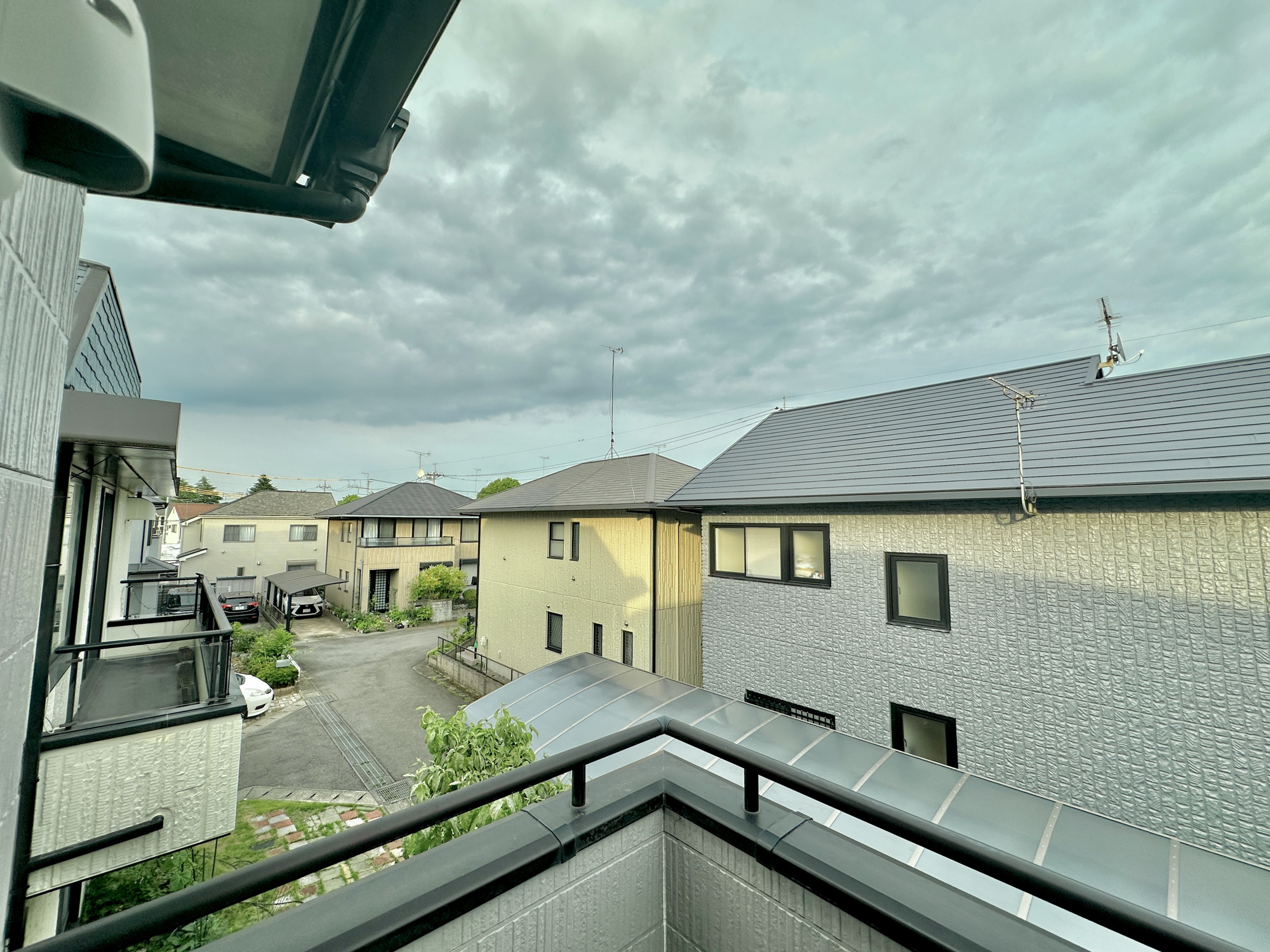 宇都宮市東峰町　中古住宅全１棟の展望|閑静な住宅地で子育て家族にピッタリ。毎日のお散歩も快適な緑に恵まれたエリアで、自然に包まれた穏やかな暮らしを実現するための、ゆとりある住環境が整っています。緑の潤いを感じながらホッと生活できそう。