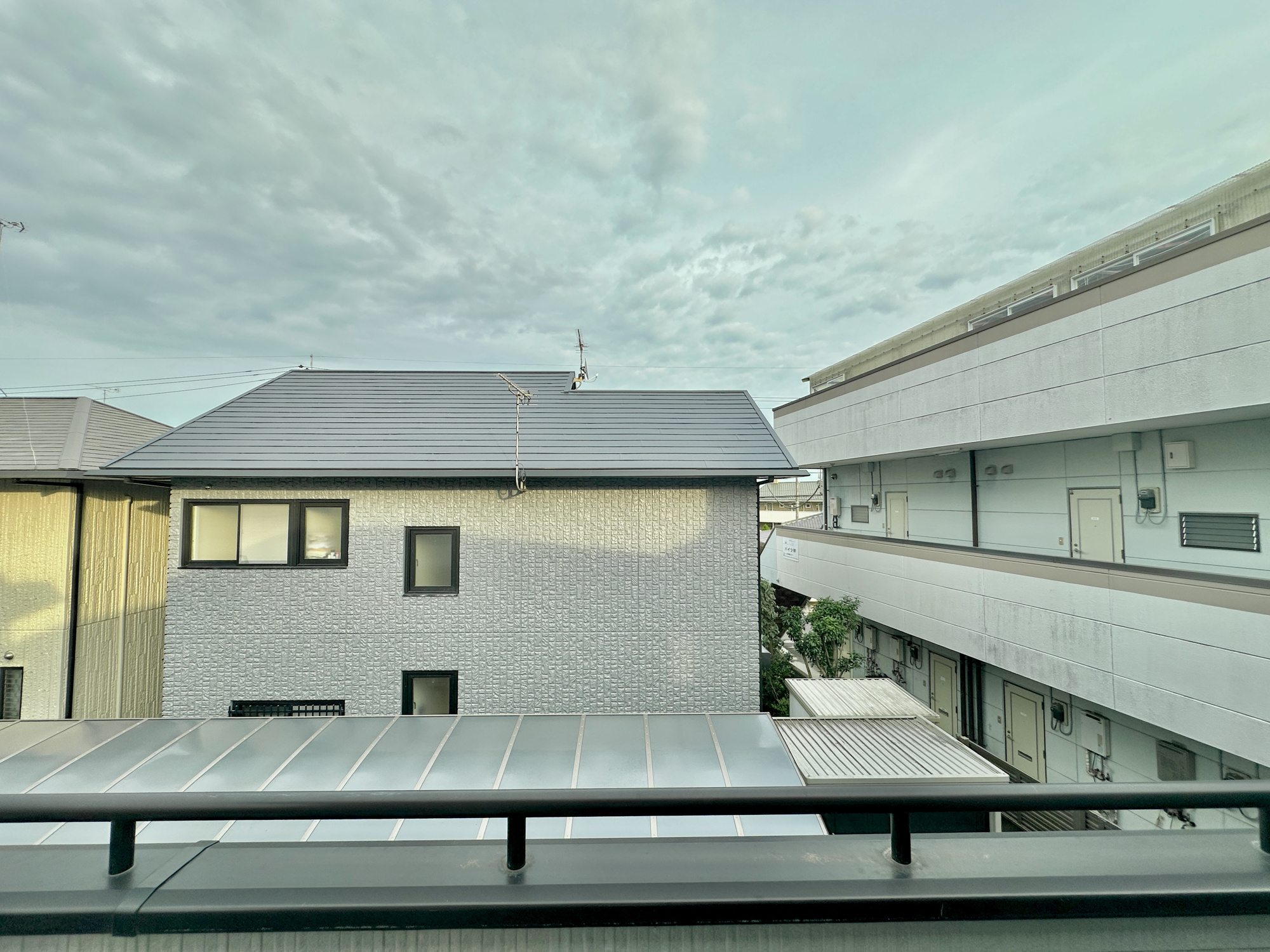 宇都宮市東峰町　中古住宅全１棟の展望|低層の一戸建てを中心とした街並みが整然と続き、周辺は高い建物が建っていないので、採光や開放性に恵まれ、空が広く緑の多い閑静な趣を感じる環境です。