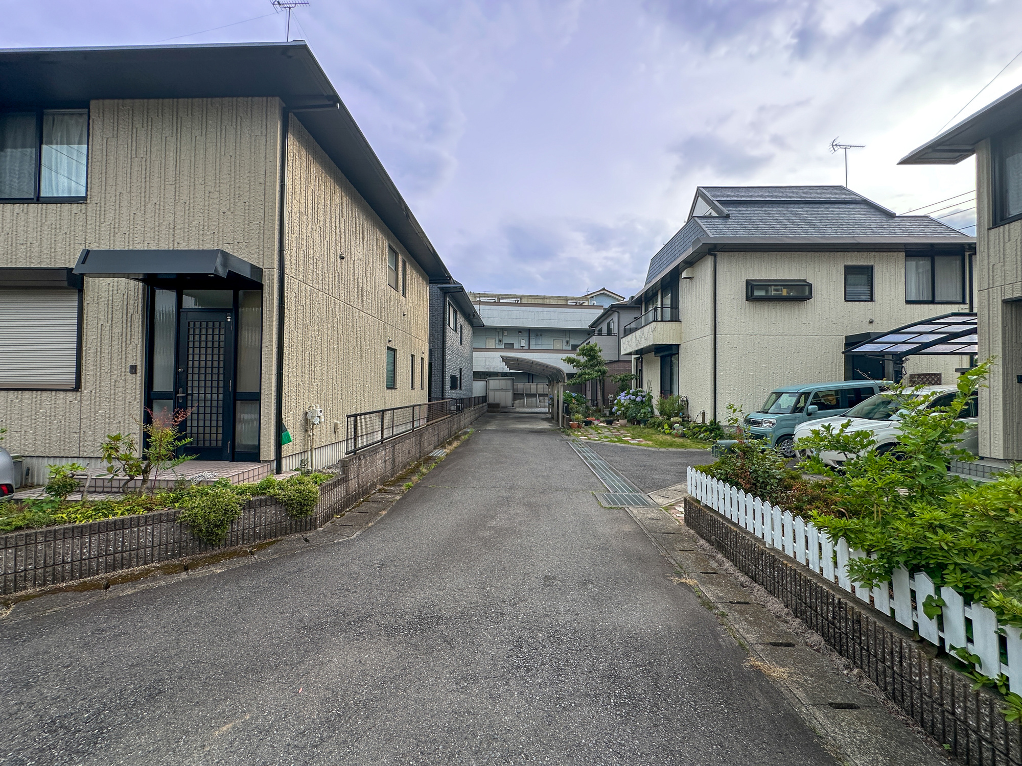 宇都宮市東峰町　中古住宅全１棟の前面道路含む現地写真|閑静な住宅地で子育て家族にピッタリ。毎日のお散歩も快適な緑に恵まれたエリアで、自然に包まれた穏やかな暮らしを実現するための、ゆとりある住環境が整っています。