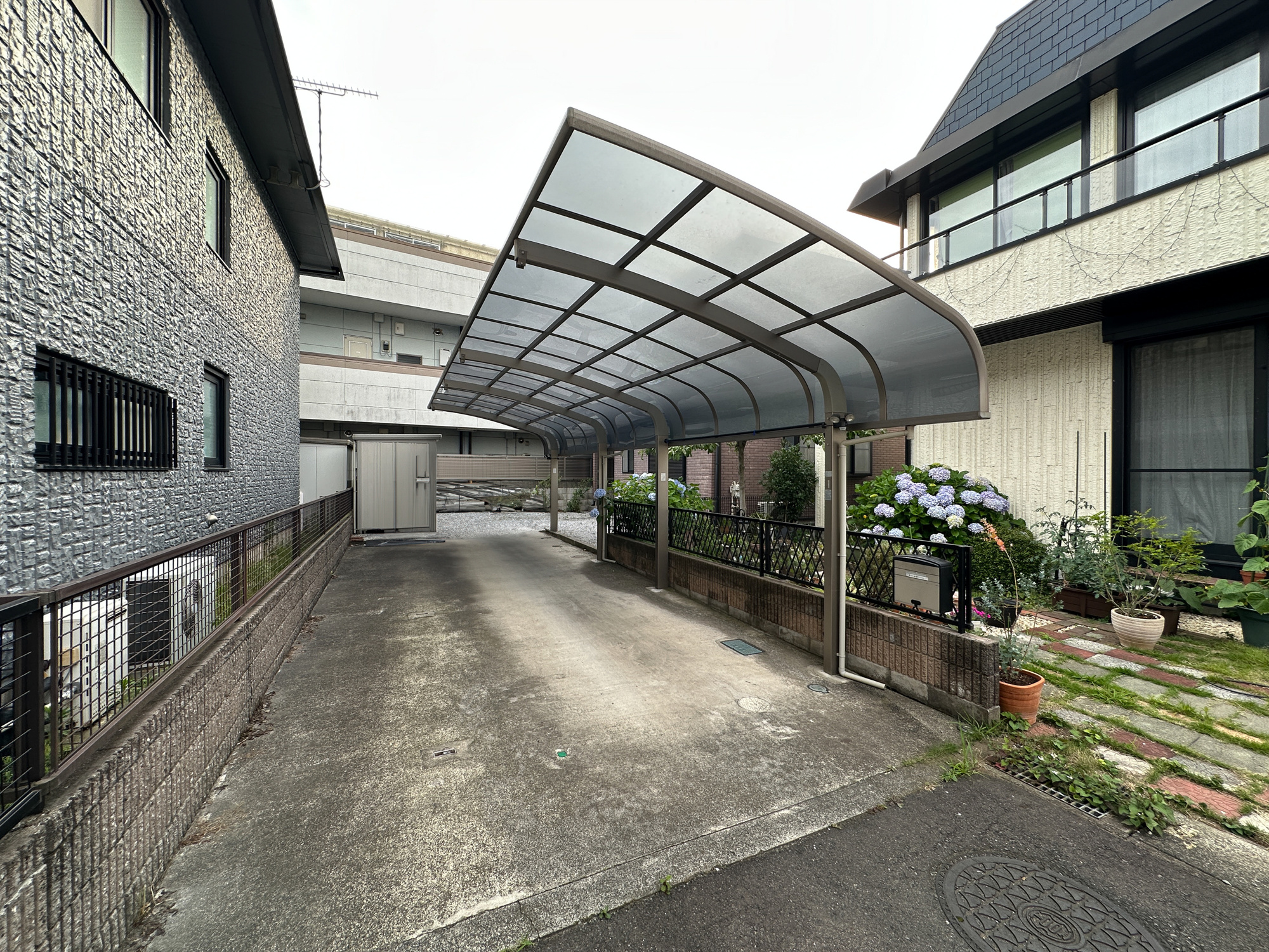 宇都宮市東峰町　中古住宅全１棟の駐車場|カーポート付きの駐車場には2台駐車が可能♪大切な愛車を守れますね！