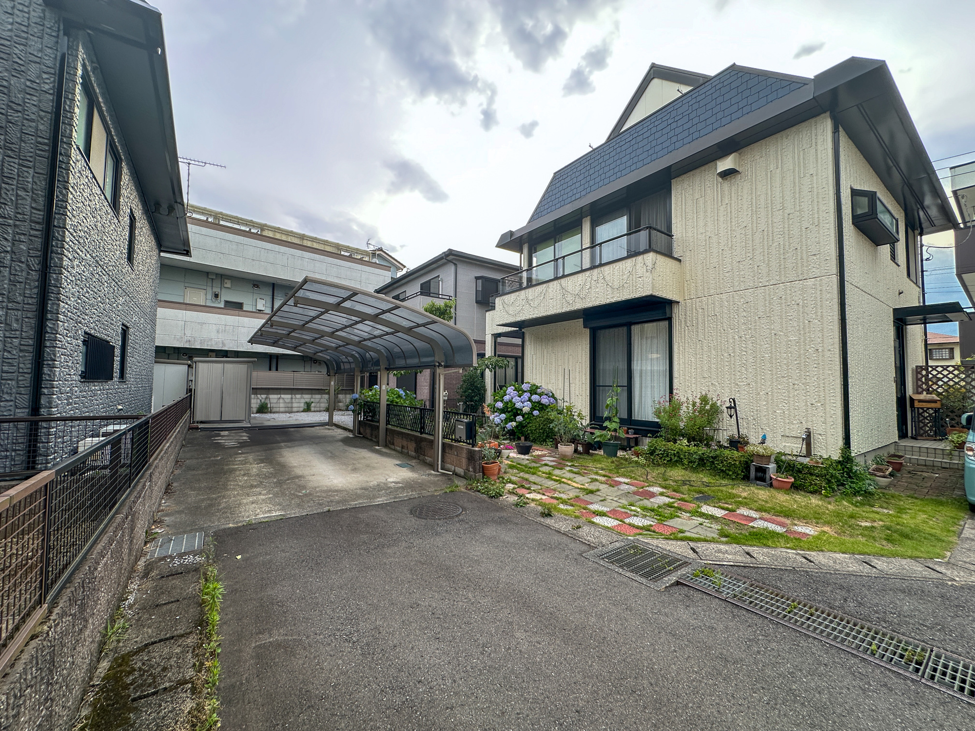 宇都宮市東峰町　中古住宅全１棟の前面道路含む現地写真|低層の一戸建てを中心とした街並みが整然と続き、周辺は高い建物が建っていないので、採光や開放性に恵まれ、空が広く緑の多い閑静な趣を感じる環境です。