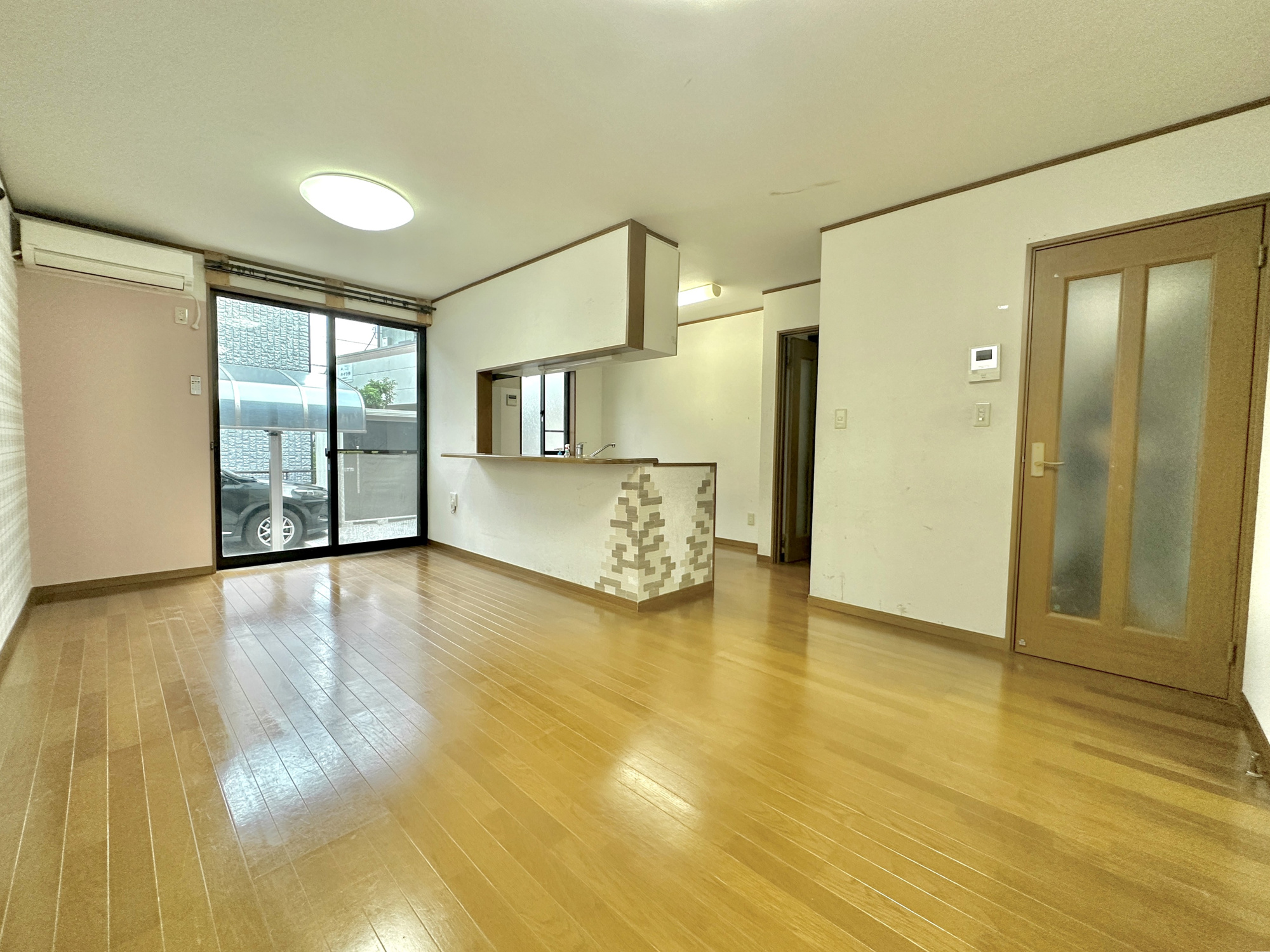宇都宮市東峰町　中古住宅全１棟の居間・リビング|南向きに大きく開いた窓からは、明るい陽射しが射し込みます。
爽やかな風が吹き抜ける心地良いリビングには、自然と家族が集まります。