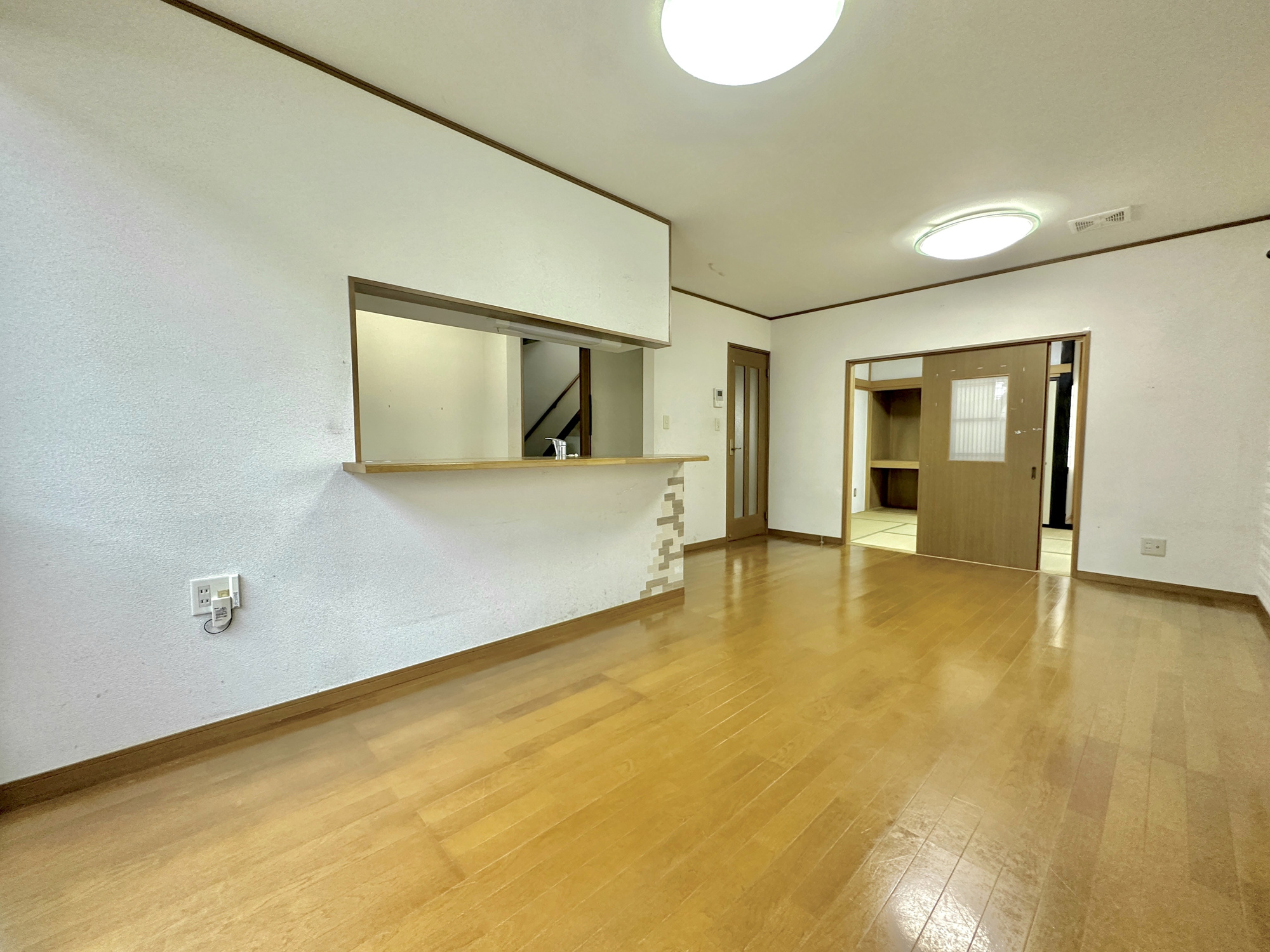 宇都宮市東峰町　中古住宅全１棟の居間・リビング|室内にいても、たっぷりの陽光と爽やかな風を感じて頂ける、開放感あふれるリビングです。
ご家族と穏やかに過ごす、心地の良い時間が流れます。