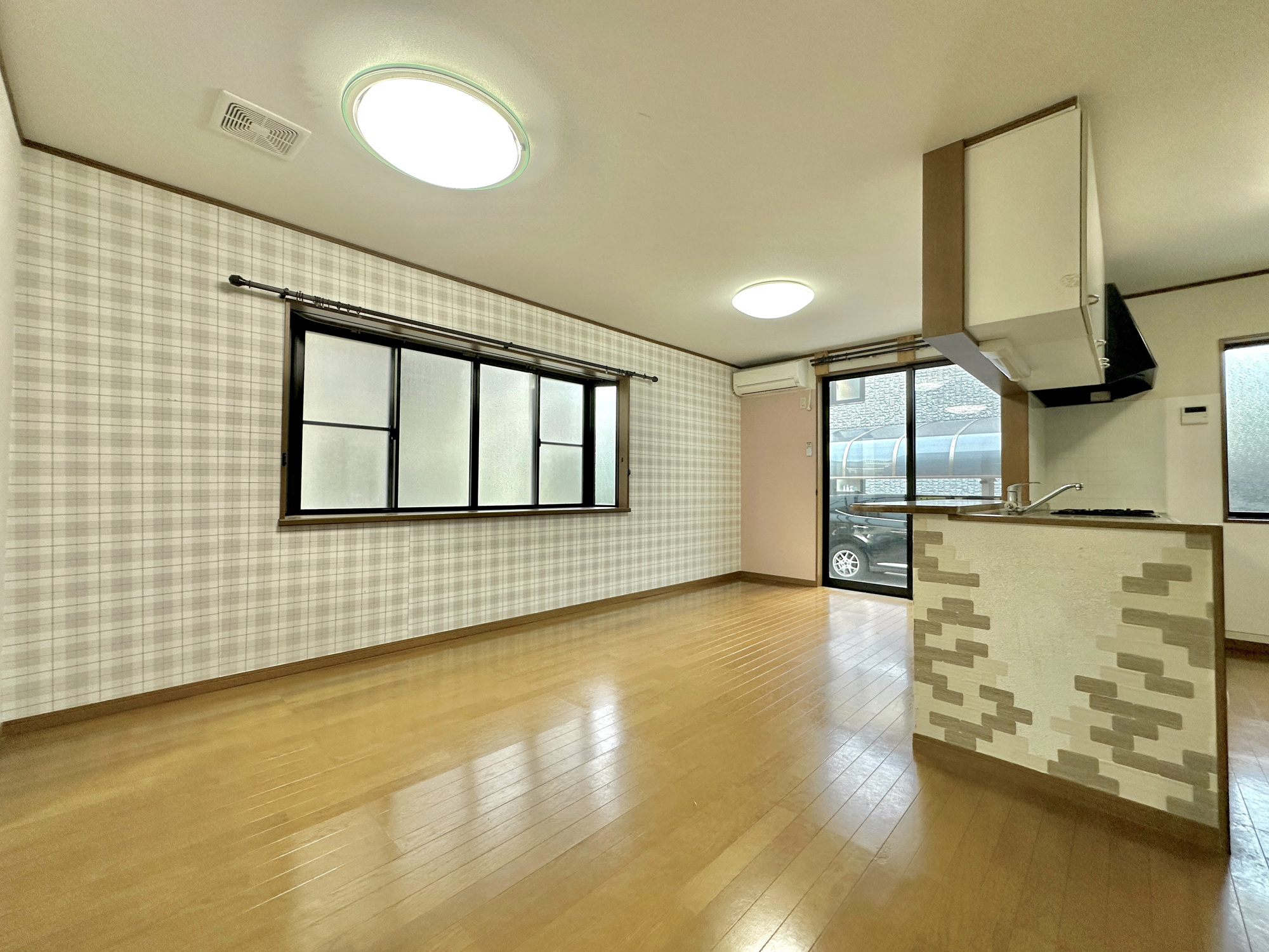 宇都宮市東峰町　中古住宅全１棟の居間・リビング|オープンな空間を生み出す、こだわりの広がりとゆとり。家族と過ごす時間を大切にしたい方にぴったりの明るくゆとりある住空間です。南側の窓からの日差しがリビングの隅々までしっかりと届きます！ 