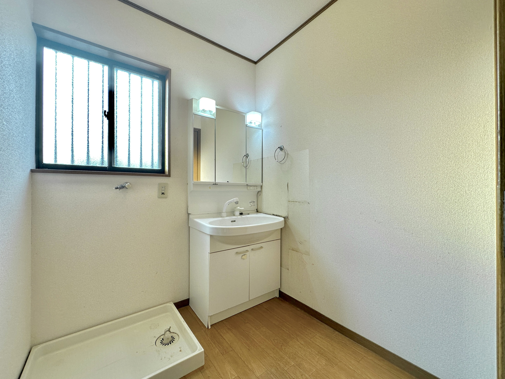宇都宮市東峰町　中古住宅全１棟の独立洗面台|広く、明るい洗面スペースで朝の身支度も快適に♪３面鏡で髪のセットやお化粧もストレスなくこなせ、鏡の裏にはたっぷりと収納スペースを標準装備！