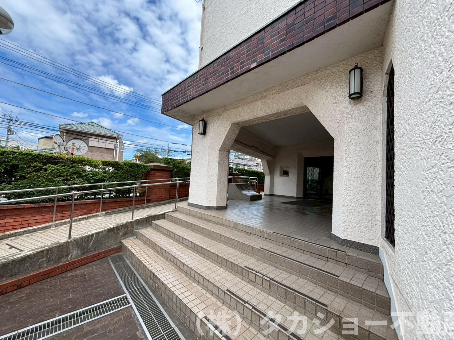 ハッコー稲毛マンションのエントランス