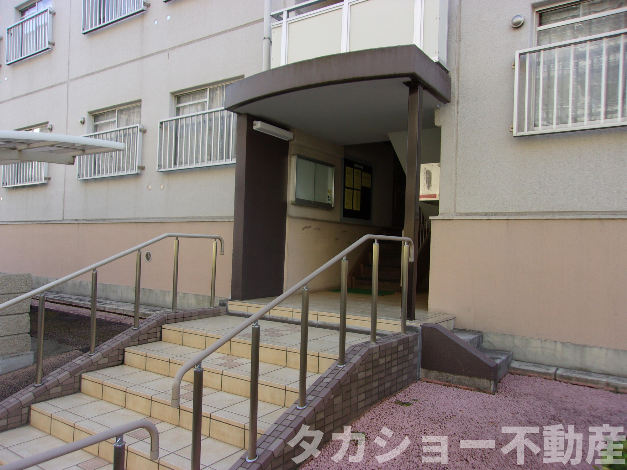 稲毛パークハウス　F棟のエントランス|毎日通るエントランスはこのようになっています