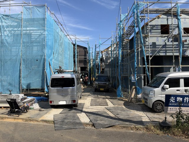 町田市鶴川４丁目の新築一戸建のその他|現地（2026年10月）撮影。小学校徒歩3分！カースペース2台の新築戸建が4棟誕生いたします。WIC・SIC・パントリー付き・全居室収納で収納も充実！浴室TV・タッチレス水栓など嬉しい設備も◎