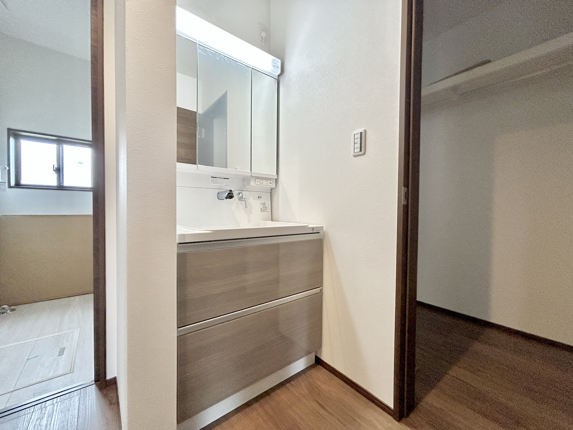 前橋市箱田町第9期　新築住宅全7棟の独立洗面台|広く、明るい洗面スペースで朝の身支度も快適に♪３面鏡で髪のセットやお化粧もストレスなくこなせ、鏡の裏にはたっぷりと収納スペースを標準装備！